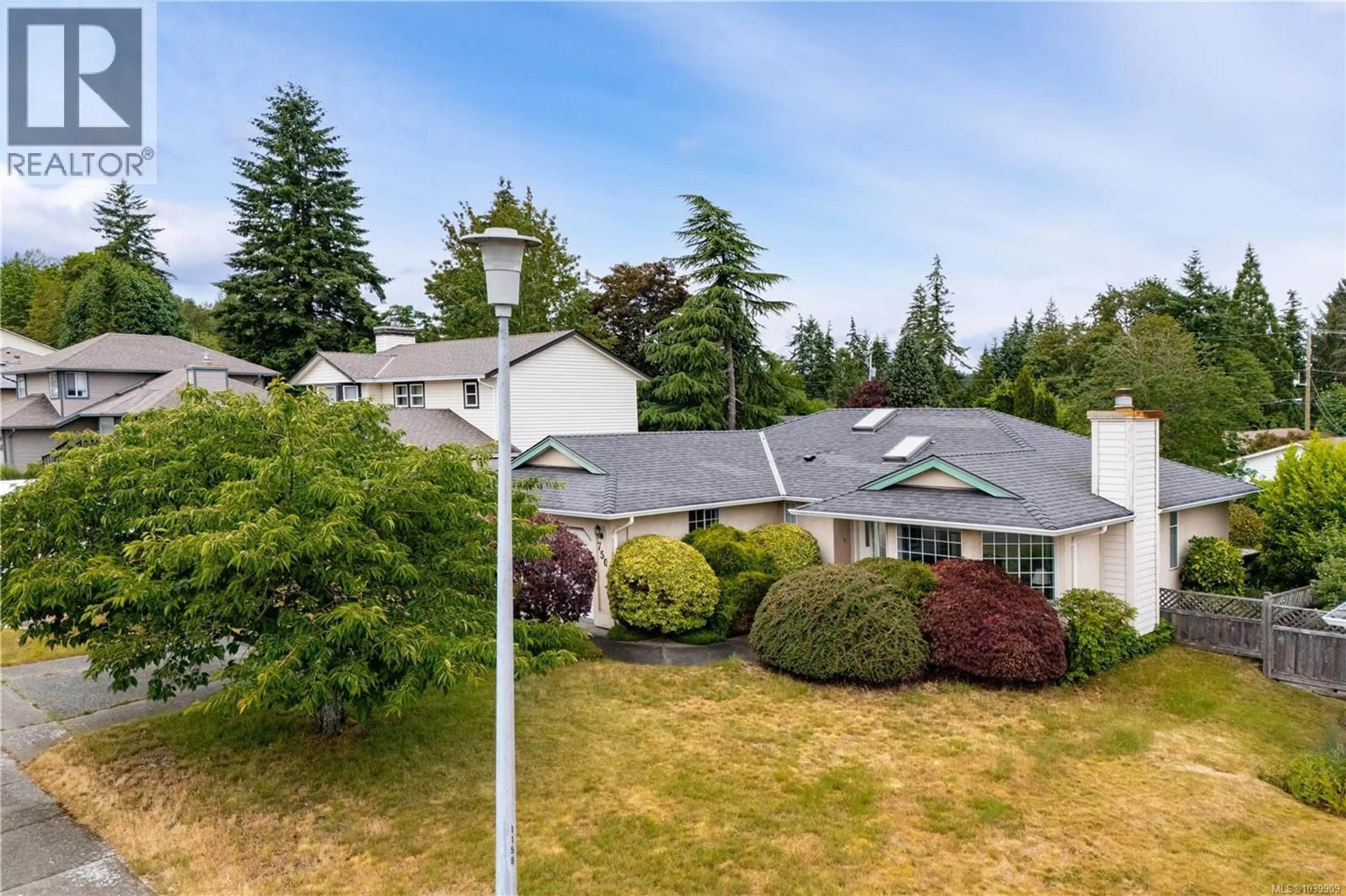A pic from outside/outdoor area/front of a property/back of a property/a pic from drone, mountain view for 750 GEORGIA DRIVE, Campbell River British Columbia V9H1S3