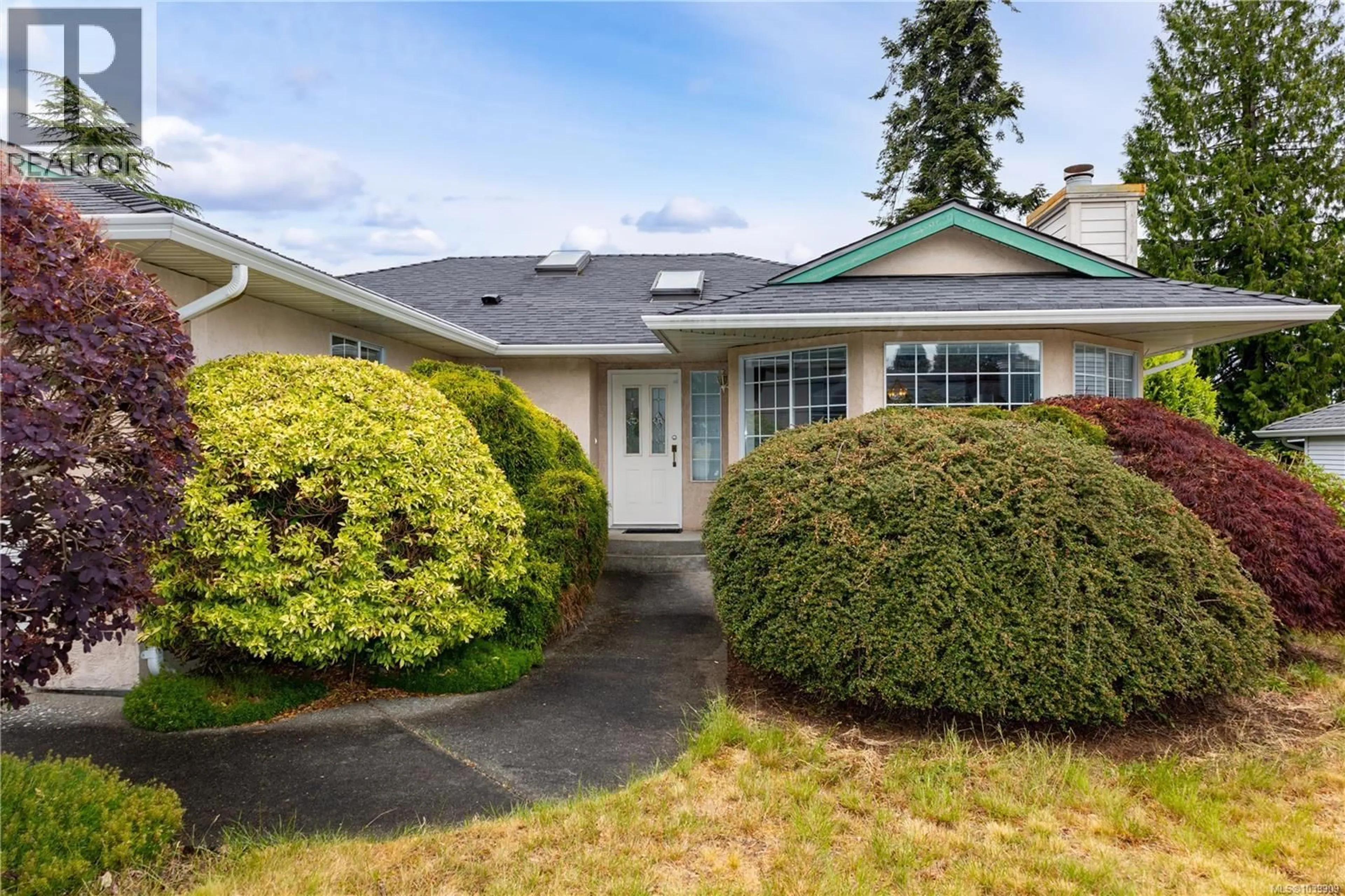 Home with vinyl exterior material, street for 750 GEORGIA DRIVE, Campbell River British Columbia V9H1S3