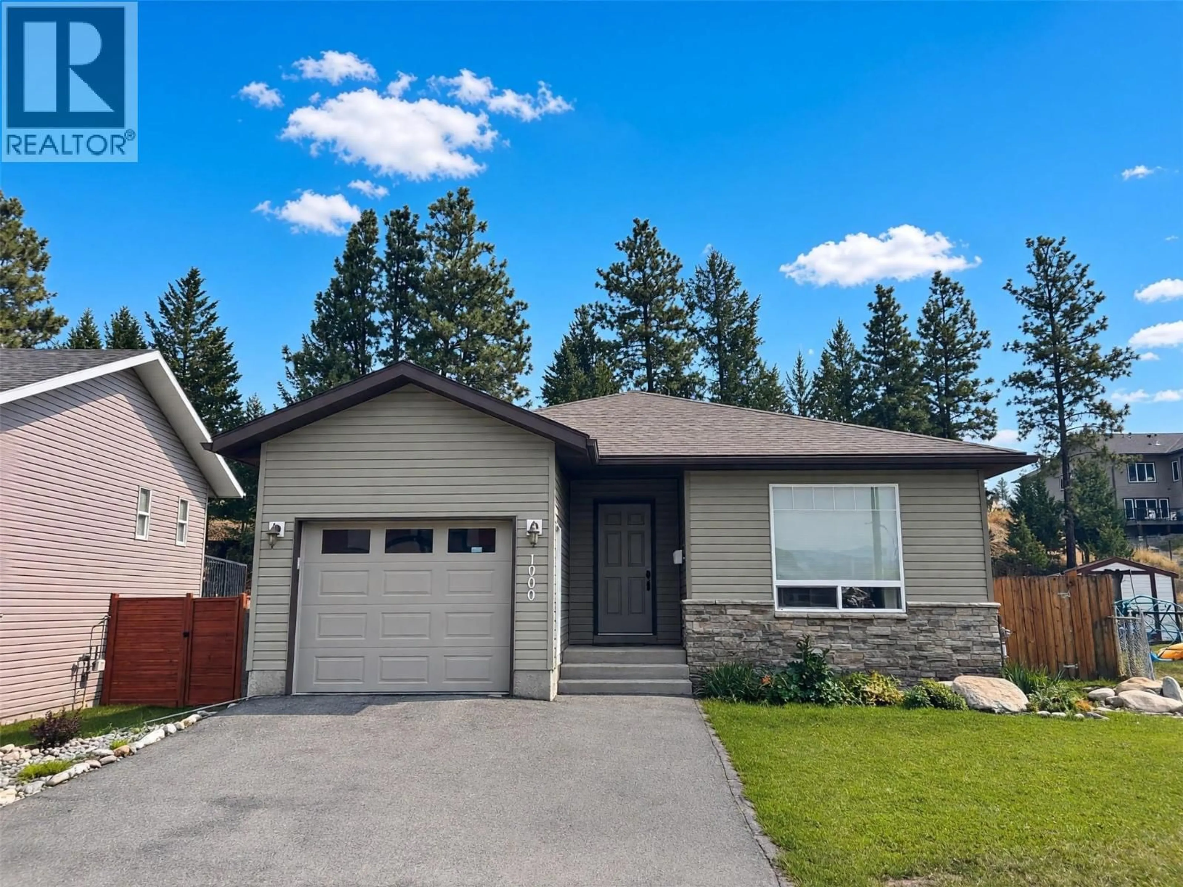 Home with vinyl exterior material, street for 1900 KELOWNA CRESCENT, Cranbrook British Columbia V1C6L6