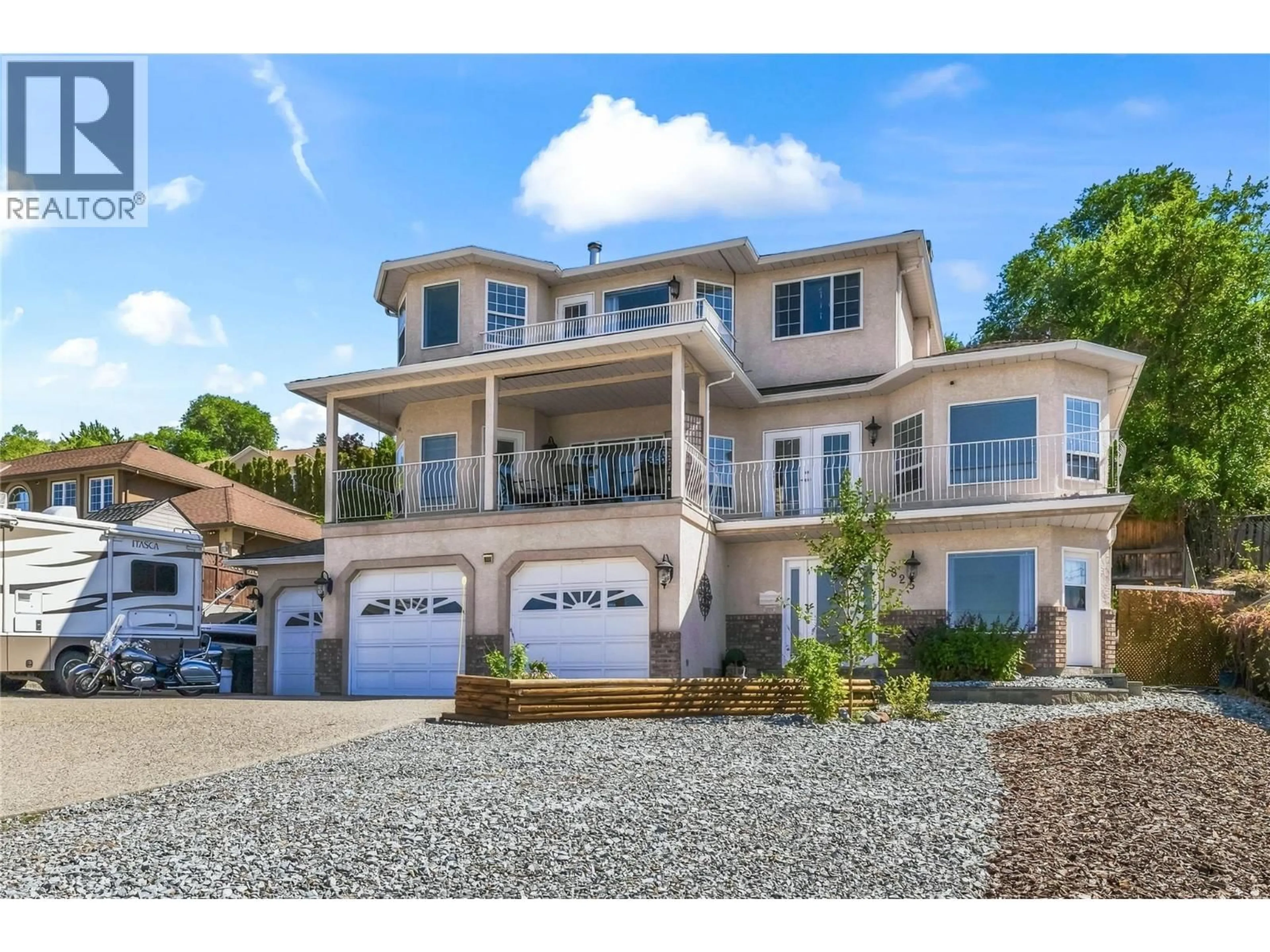 Home with vinyl exterior material, water/lake/river/ocean view for 825 TOOVEY ROAD, Kelowna British Columbia V1X6P9