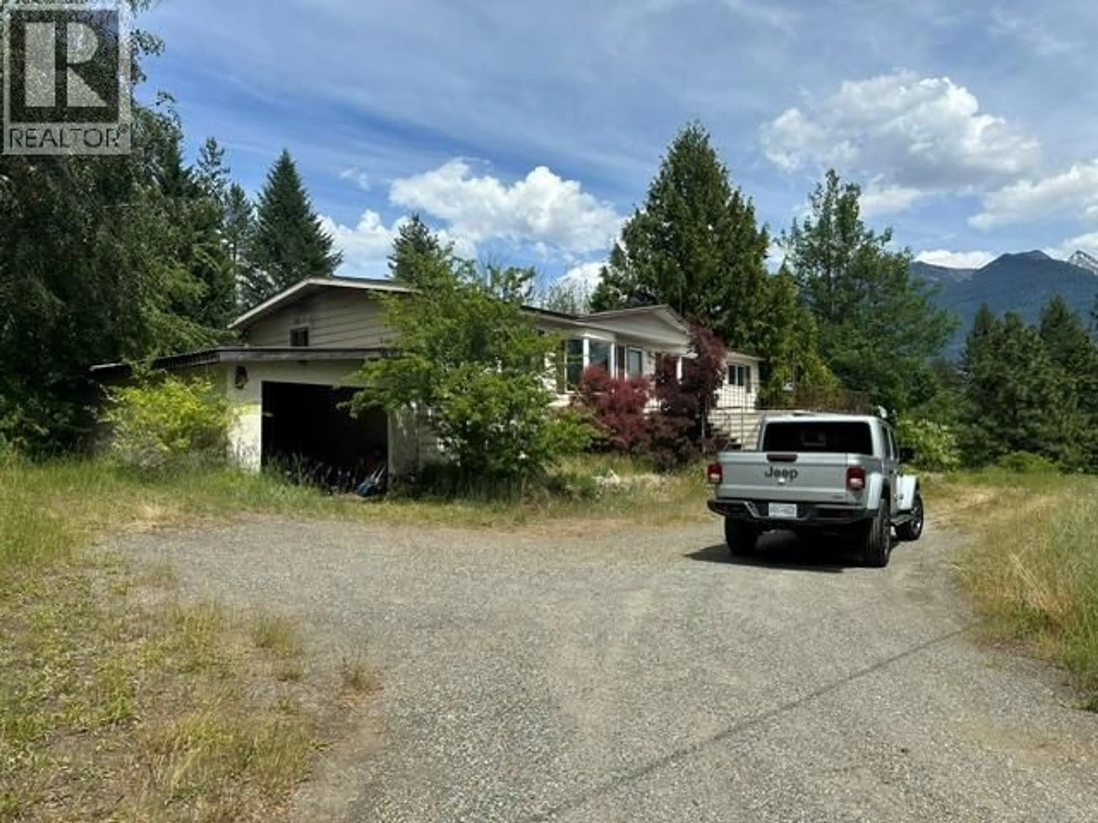 A pic from outside/outdoor area/front of a property/back of a property/a pic from drone, mountain view for 4780 TWIN BAYS ROAD, Kaslo British Columbia V0G1M0