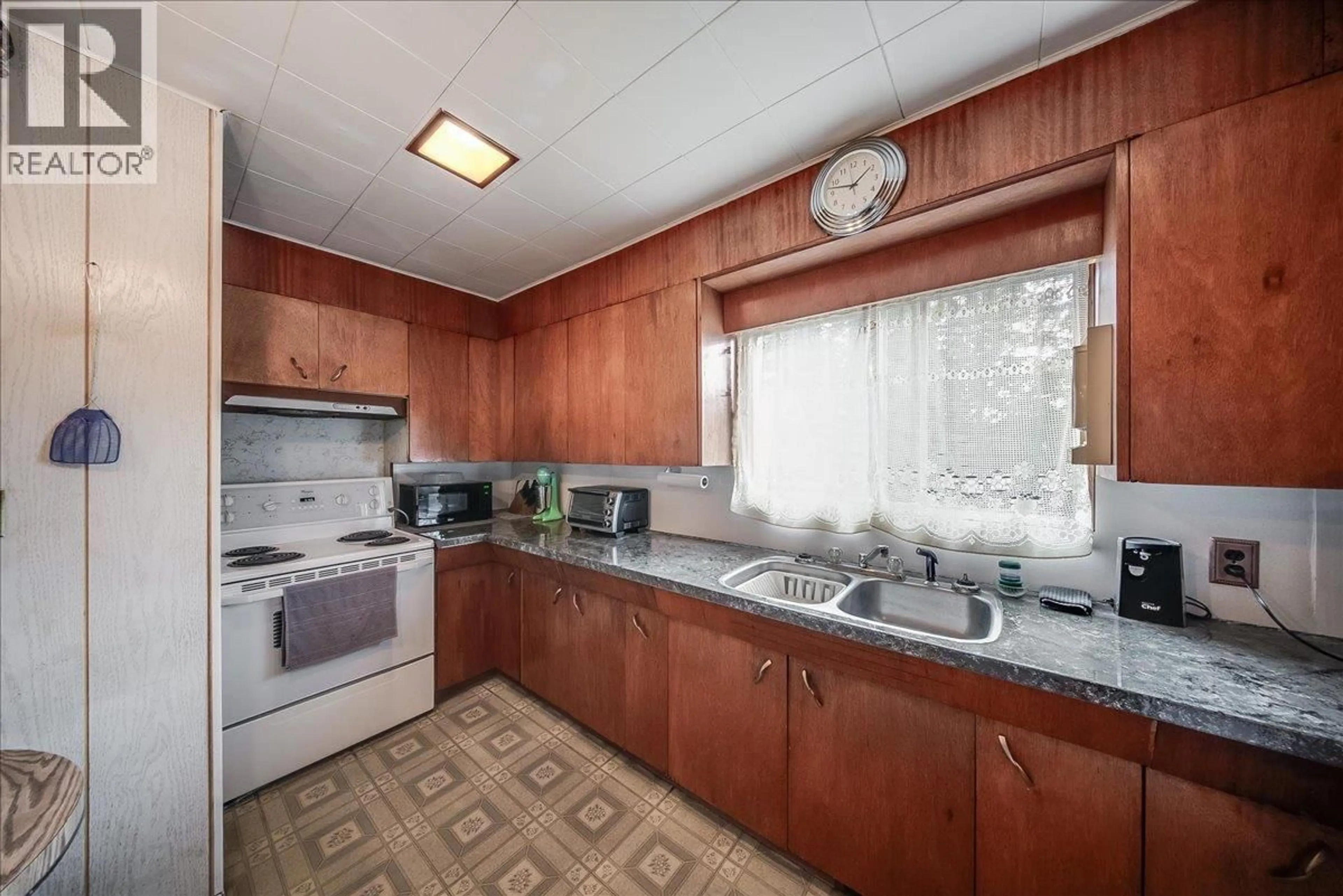 Standard kitchen, unknown for 1924 DAVIS STREET, Rossland British Columbia V0G1Y0
