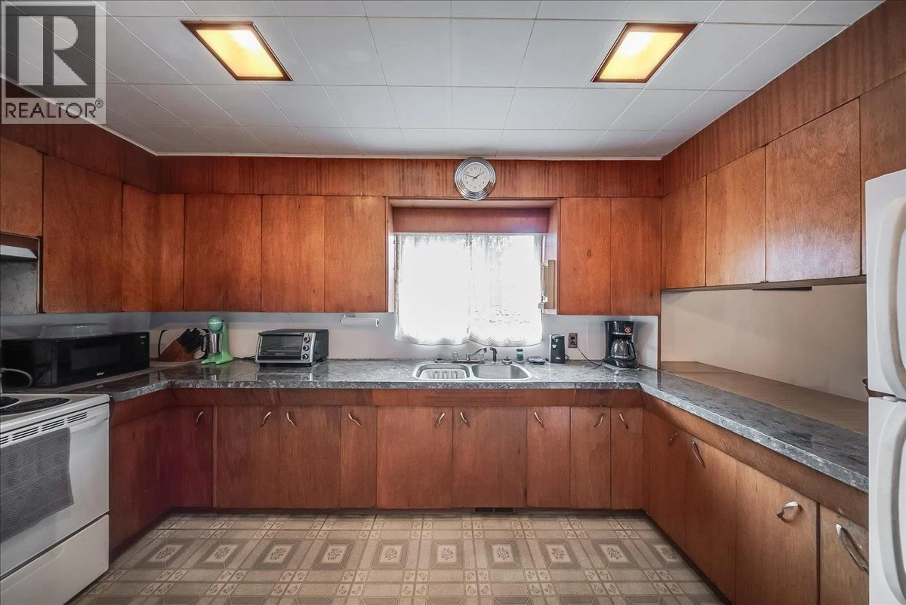 Standard kitchen, ceramic/tile floor for 1924 DAVIS STREET, Rossland British Columbia V0G1Y0