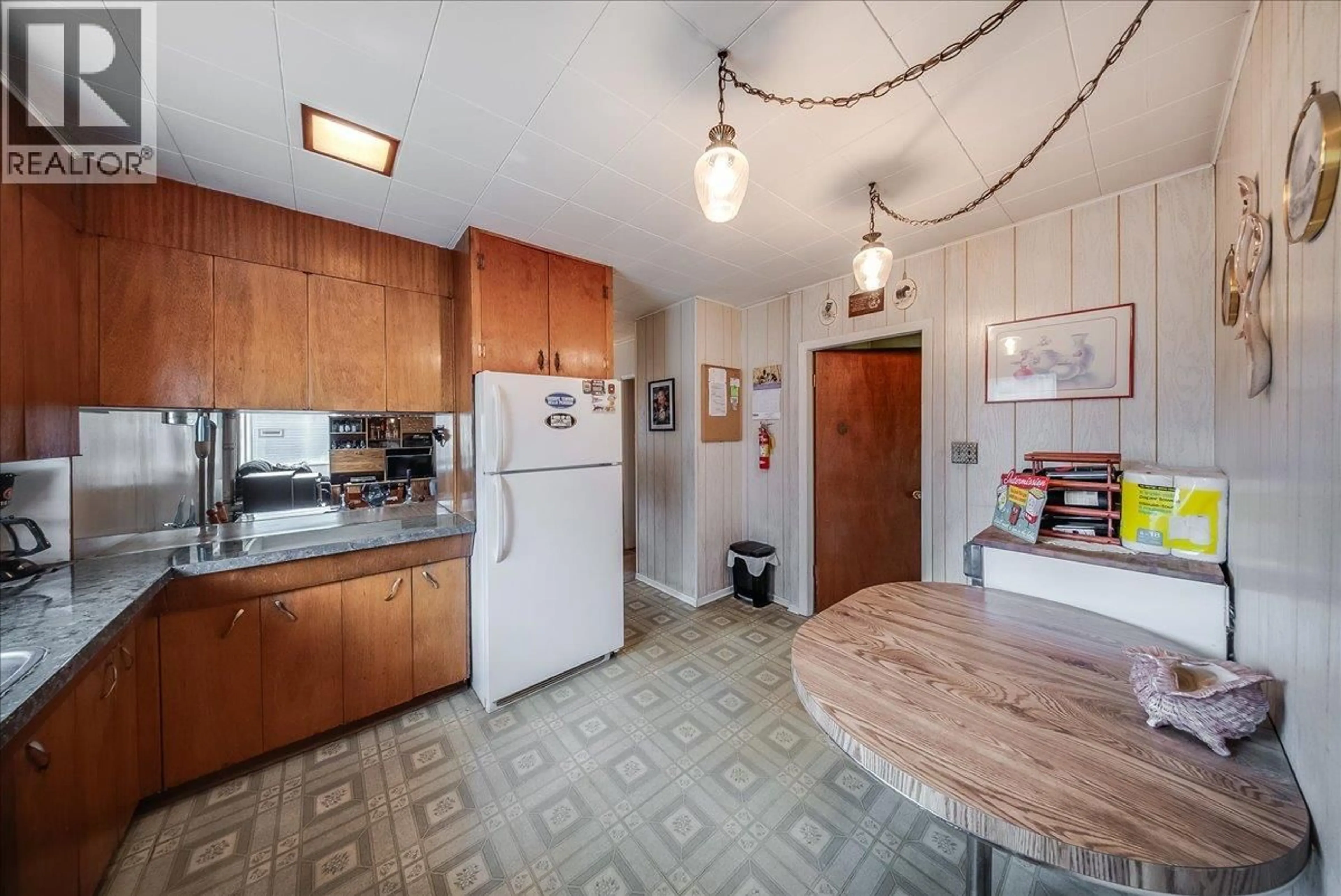 Standard kitchen, unknown for 1924 DAVIS STREET, Rossland British Columbia V0G1Y0