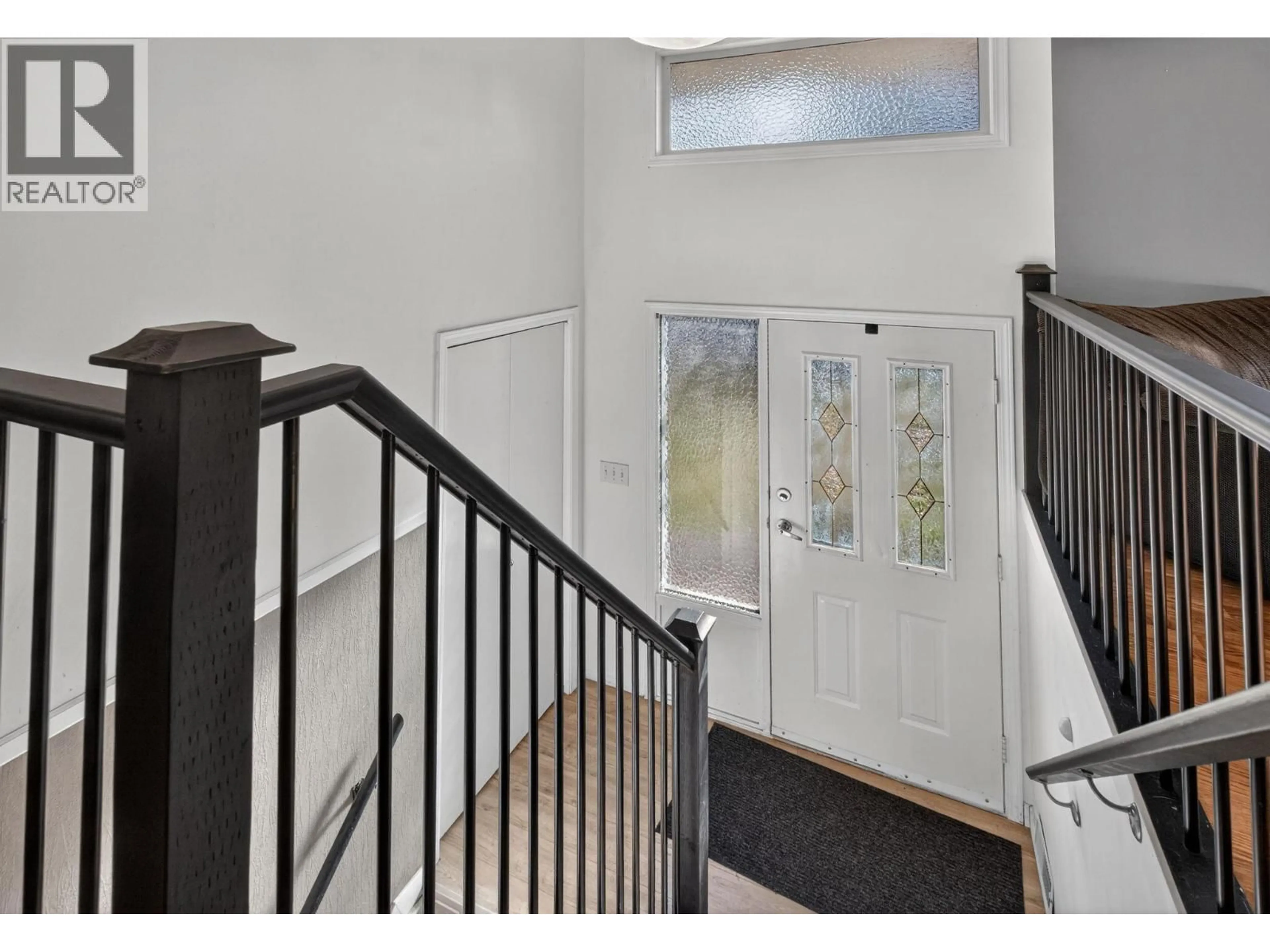 Indoor foyer for 290 PEARSON ROAD, Kelowna British Columbia V1X2L6