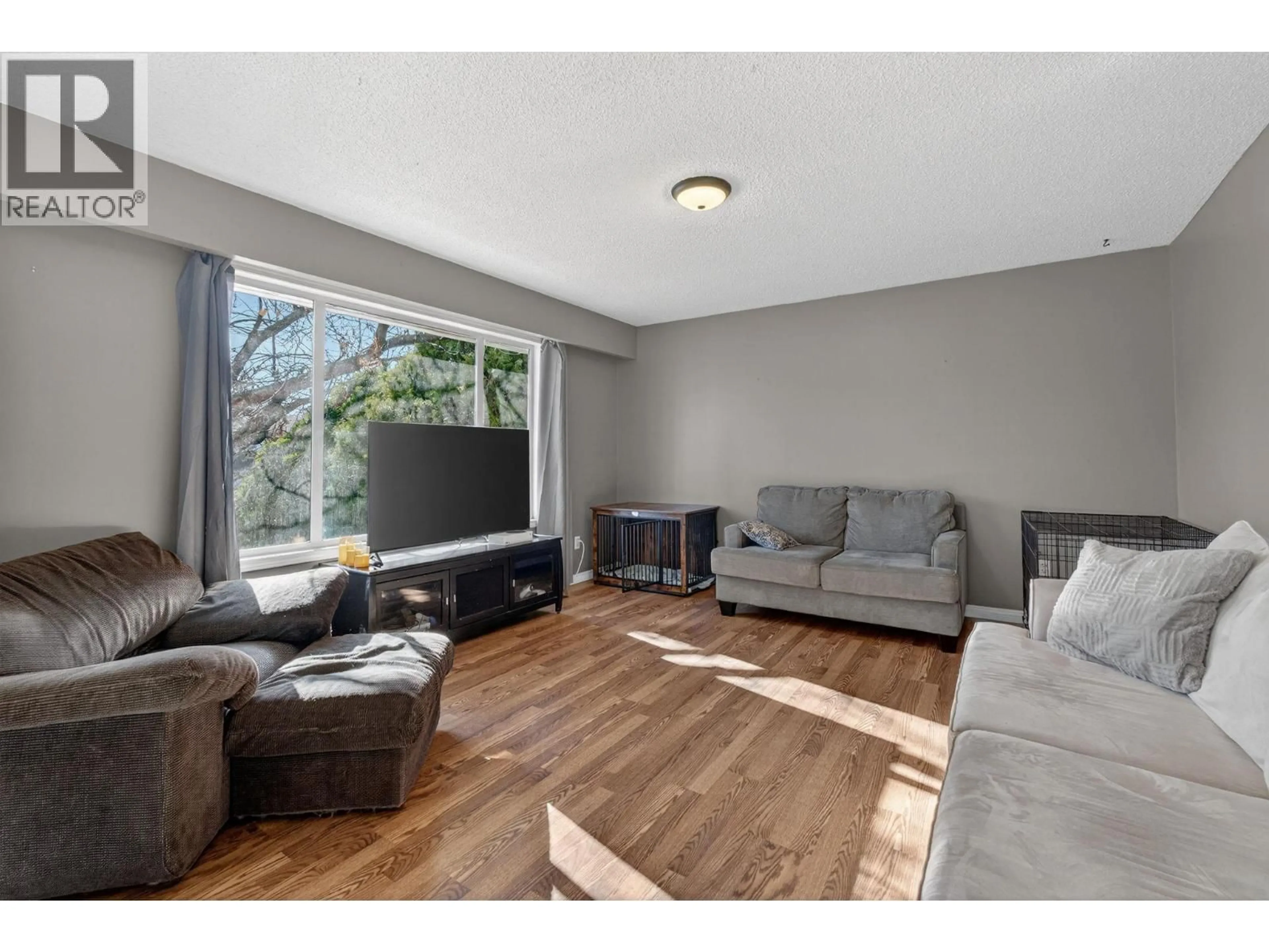 Living room with furniture, wood/laminate floor for 290 PEARSON ROAD, Kelowna British Columbia V1X2L6