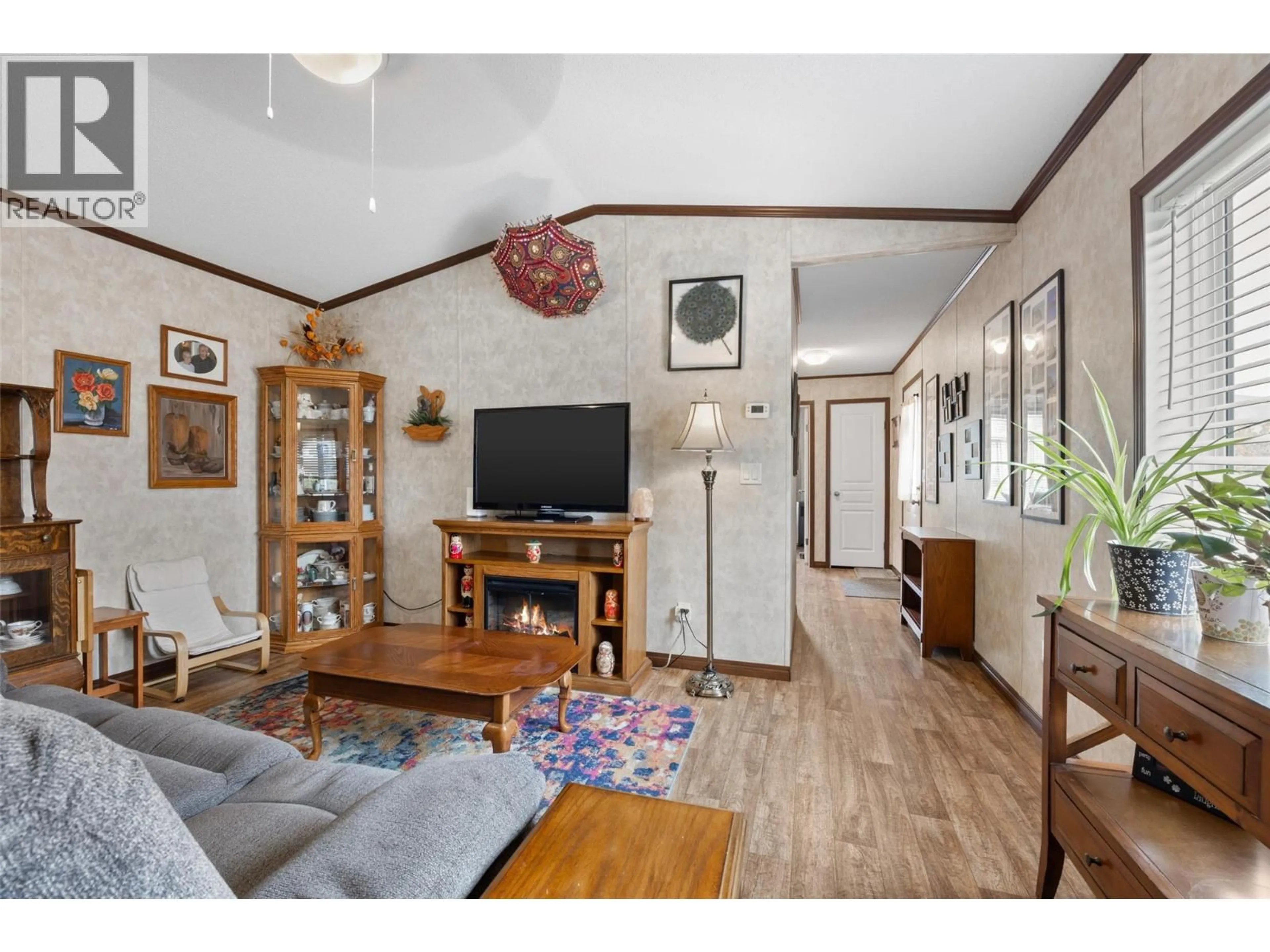 Living room with furniture, wood/laminate floor for 27 - 7805 DALLAS DRIVE, Kamloops British Columbia V2C0E5
