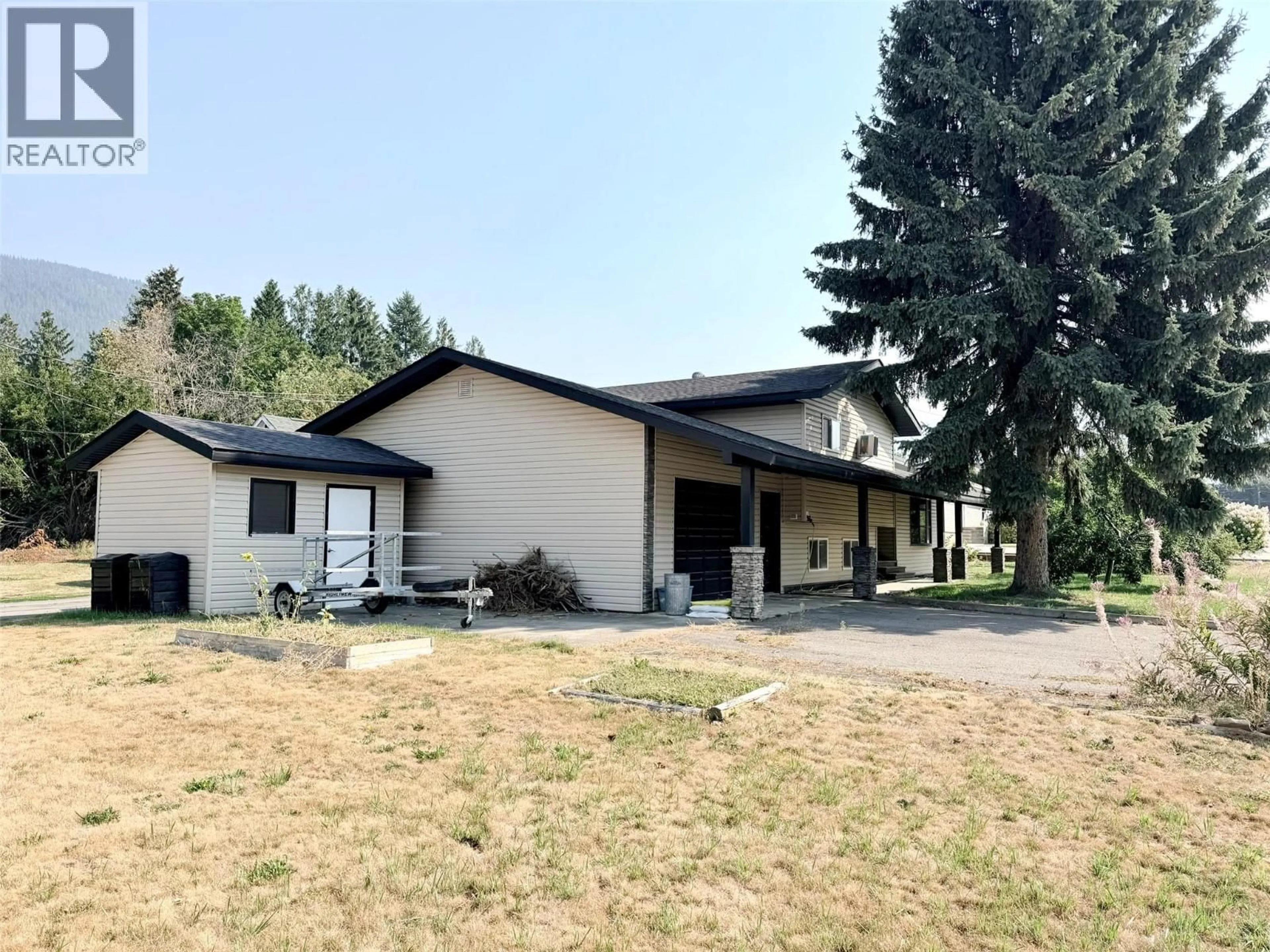 A pic from outside/outdoor area/front of a property/back of a property/a pic from drone, unknown for 1804 ELM STREET, Creston British Columbia V0B1G5