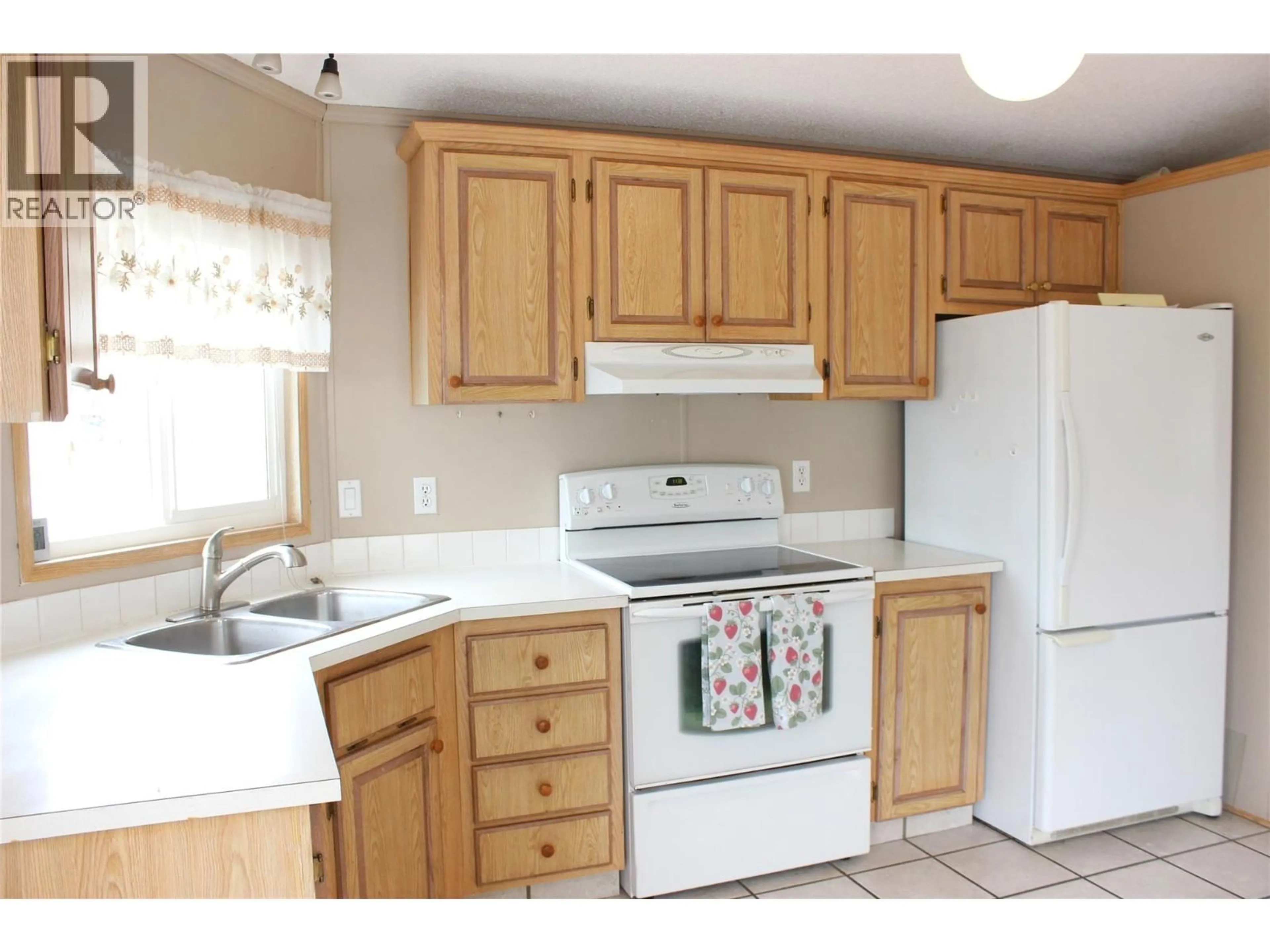 Standard kitchen, unknown for 17 - 1440 ORD ROAD, Kamloops British Columbia V2B8P9