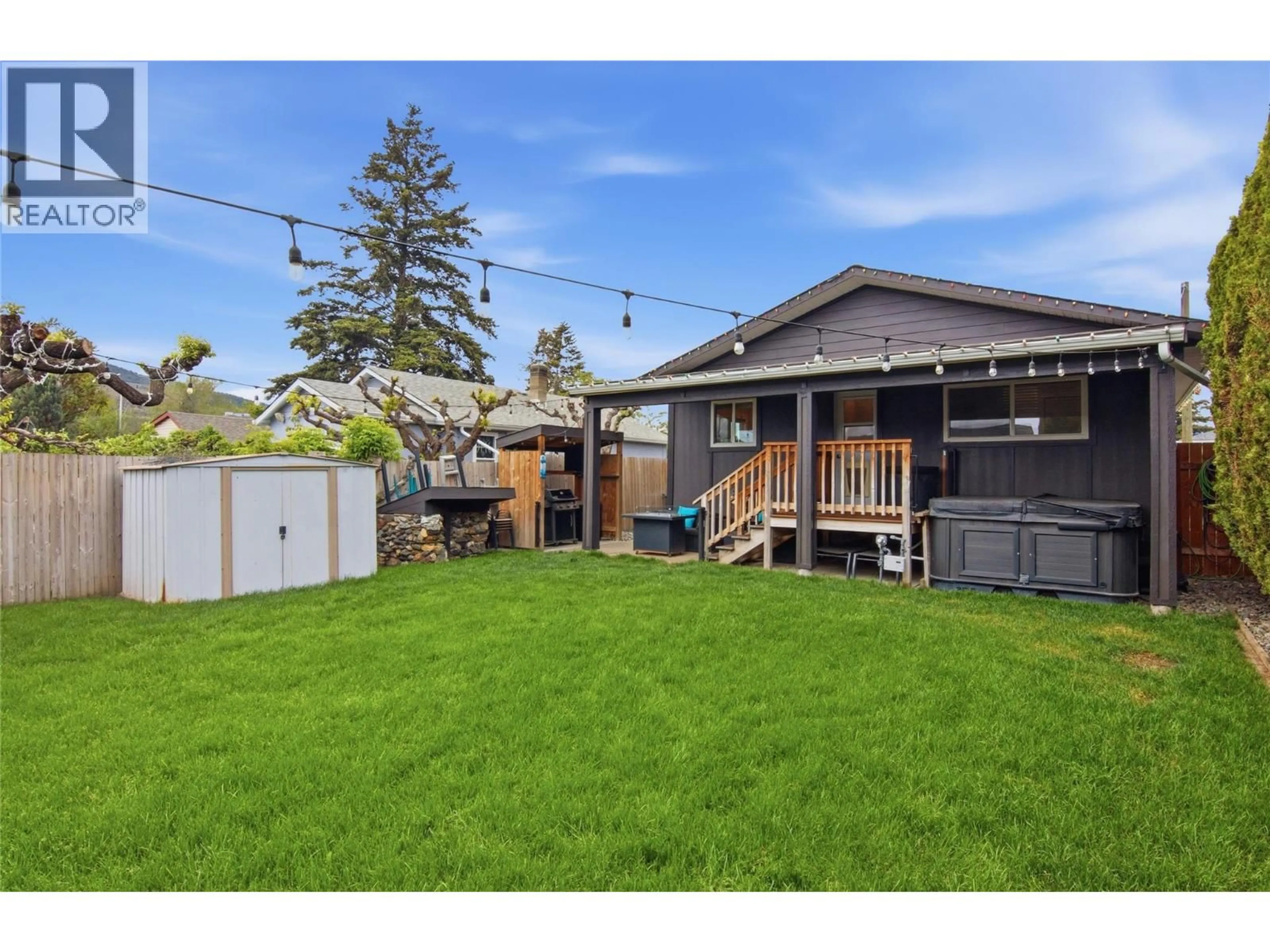A pic from outside/outdoor area/front of a property/back of a property/a pic from drone, street for 363 WILLOW STREET, Kamloops British Columbia V2B4C8