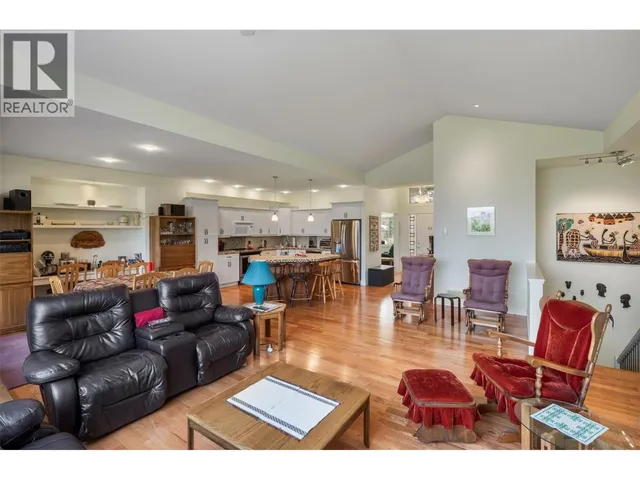 8 - 6833 MEADOWS DRIVE, Oliver 5
