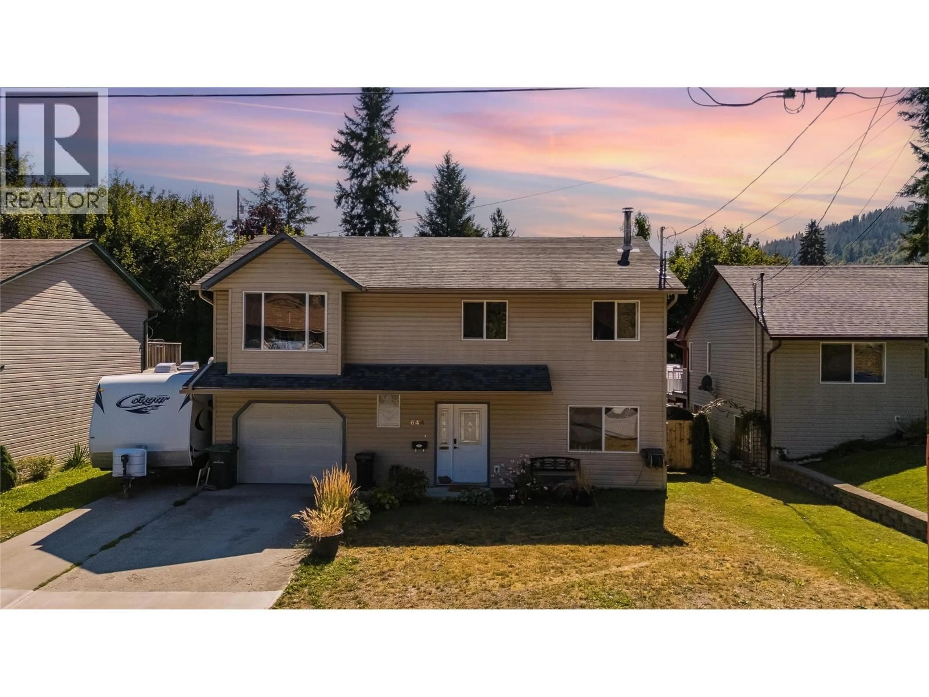 A pic from outside/outdoor area/front of a property/back of a property/a pic from drone, street for 644 8TH STREET, Castlegar British Columbia V1N4X1