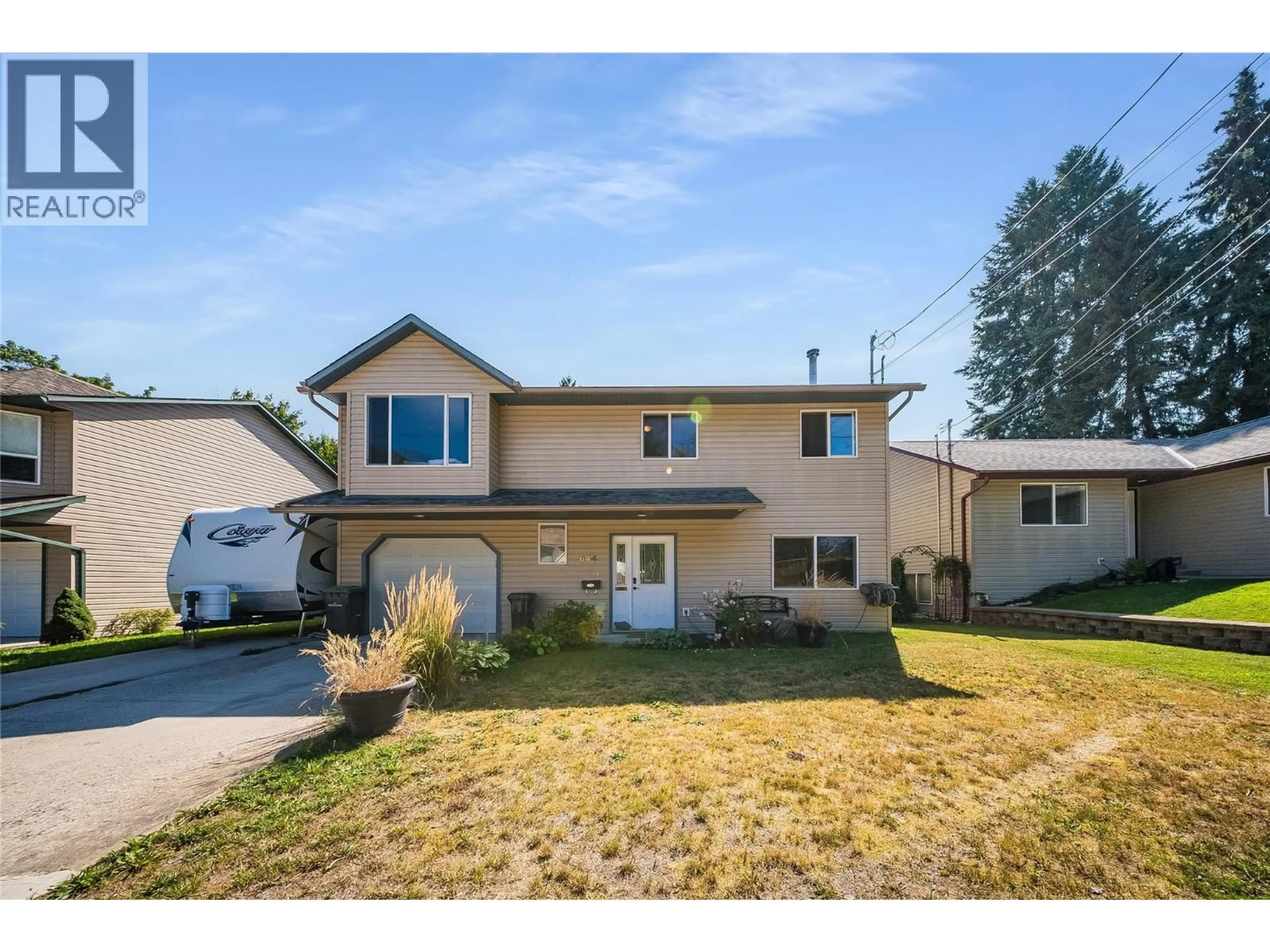 Home with vinyl exterior material, street for 644 8TH STREET, Castlegar British Columbia V1N4X1