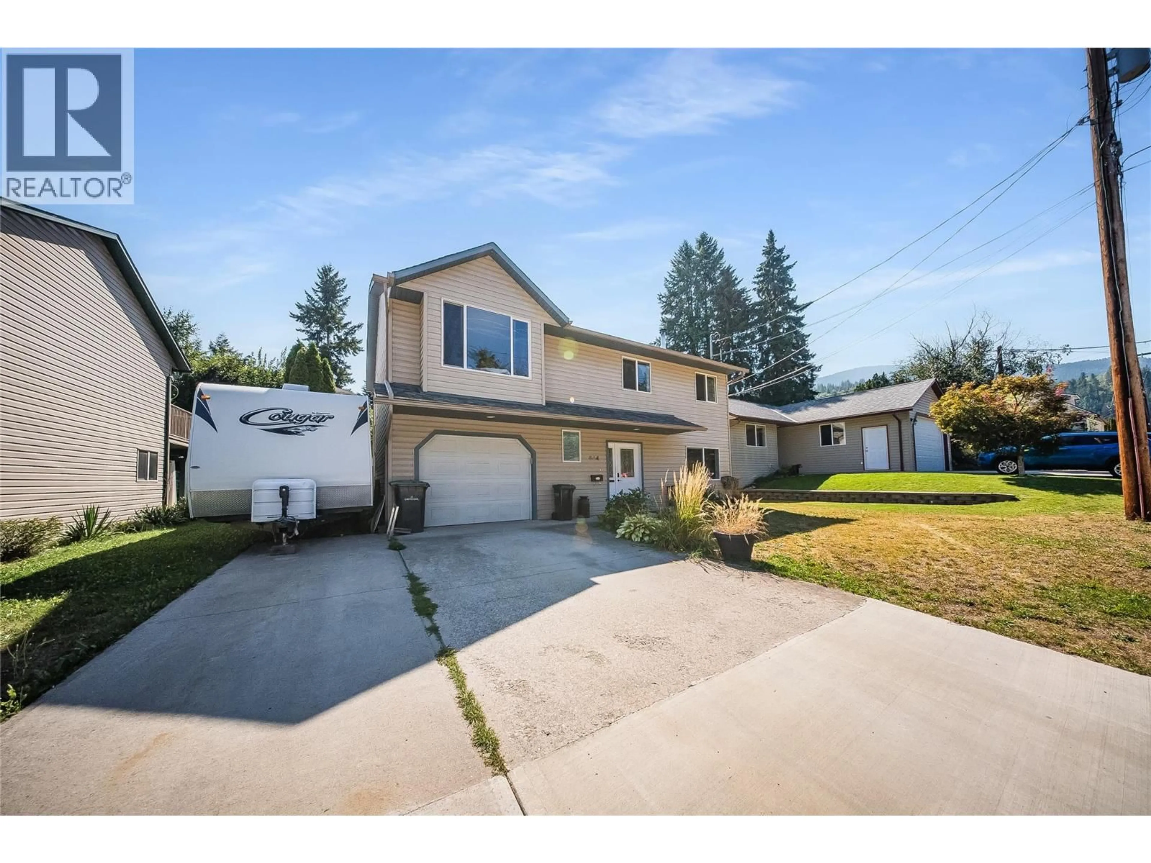 Home with vinyl exterior material, street for 644 8TH STREET, Castlegar British Columbia V1N4X1
