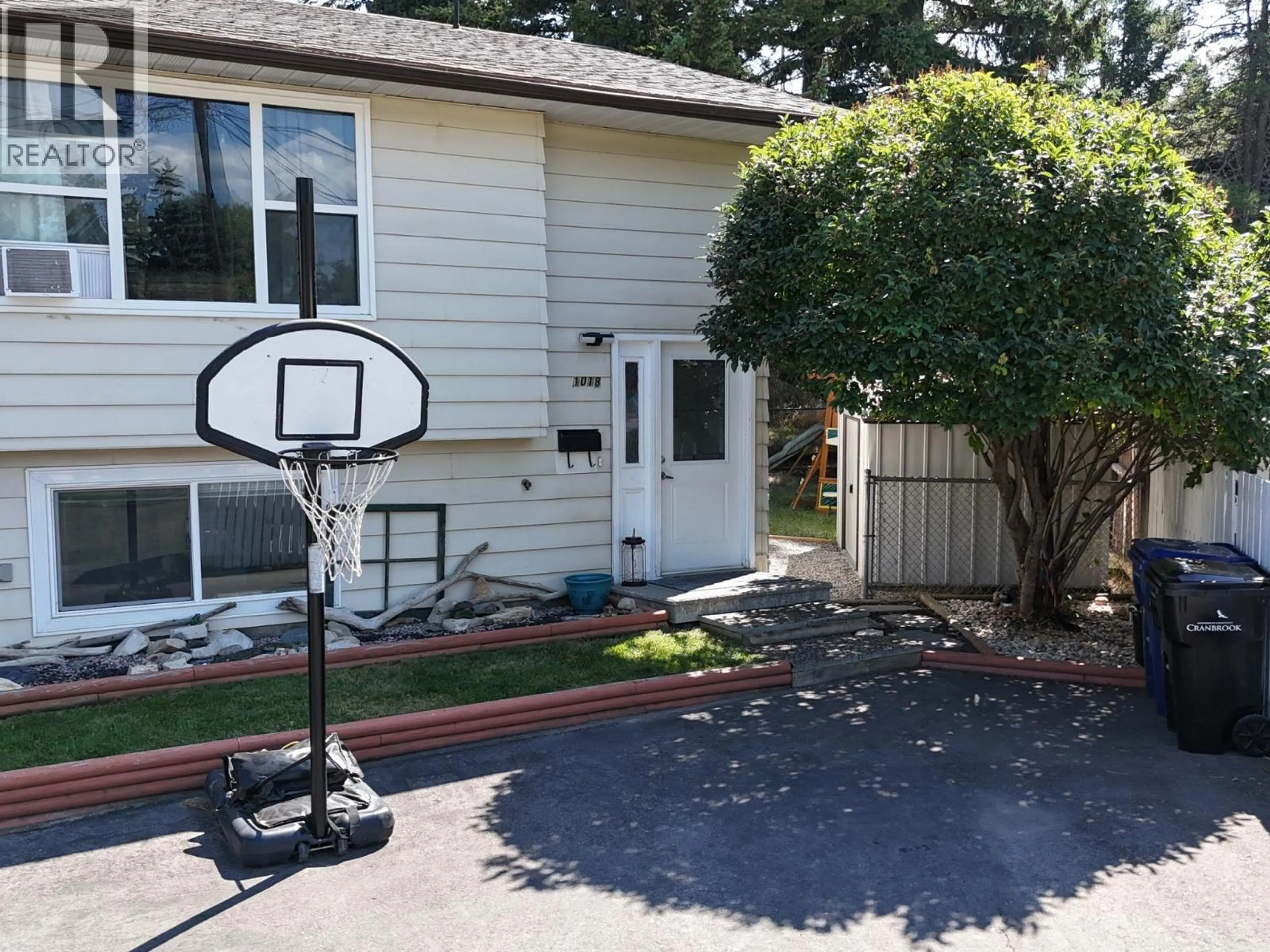 Home with vinyl exterior material, street for 1018 12TH AVENUE SOUTH, Cranbrook British Columbia V1C5A1
