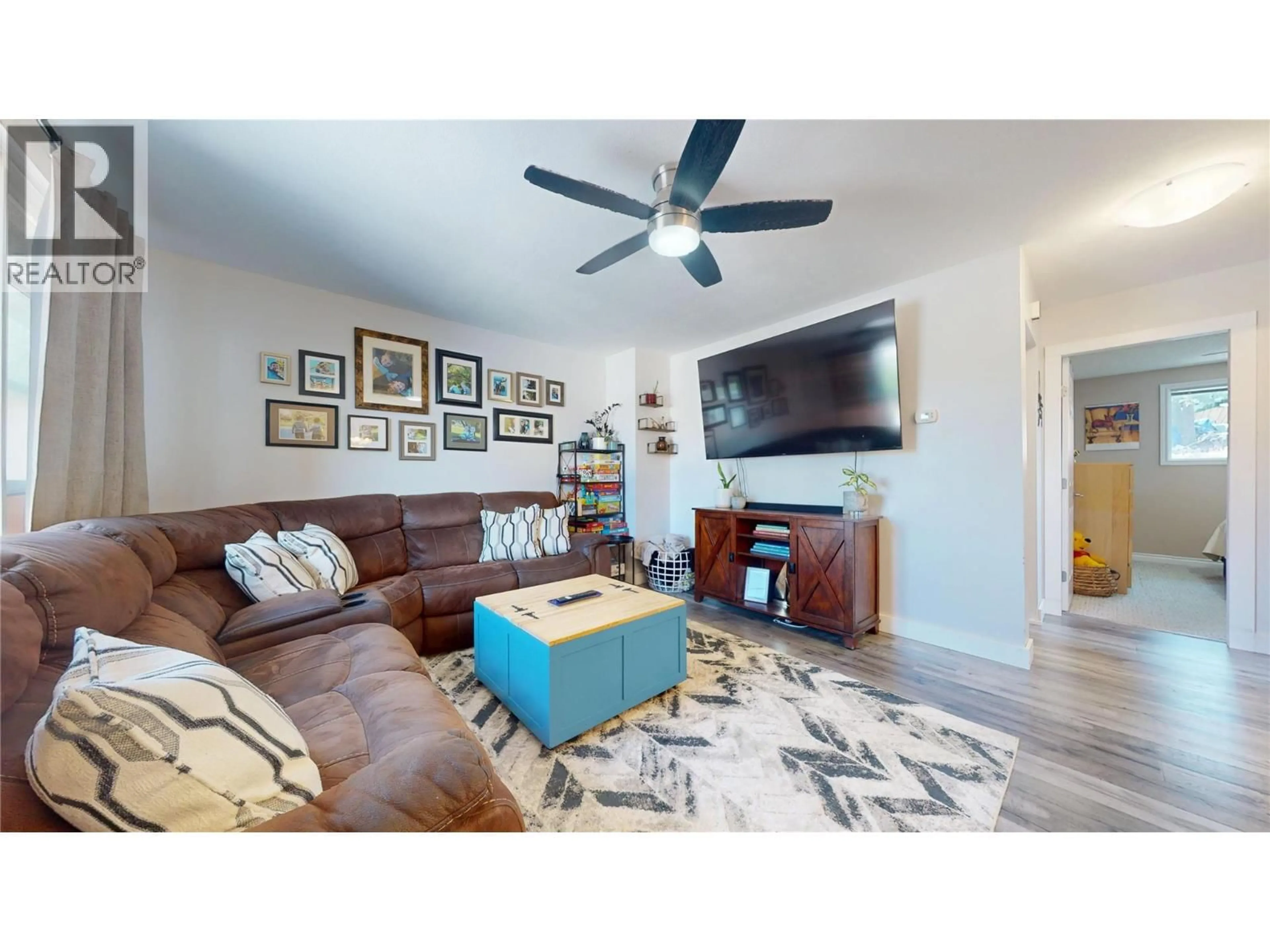 Living room with furniture, wood/laminate floor for 1018 12TH AVENUE SOUTH, Cranbrook British Columbia V1C5A1
