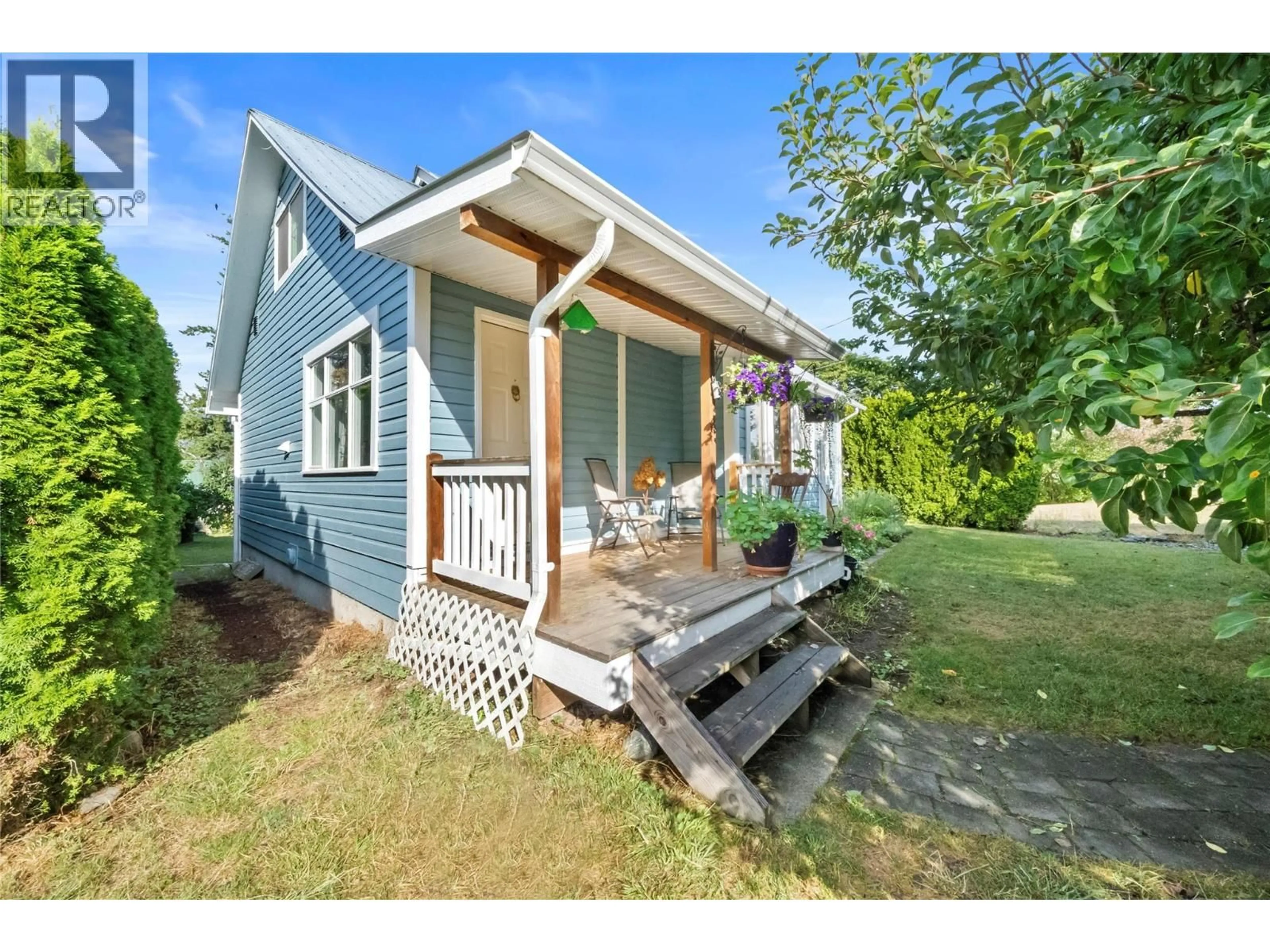 Home with vinyl exterior material, street for 591 6 STREET SOUTHEAST, Salmon Arm British Columbia V1E4E5