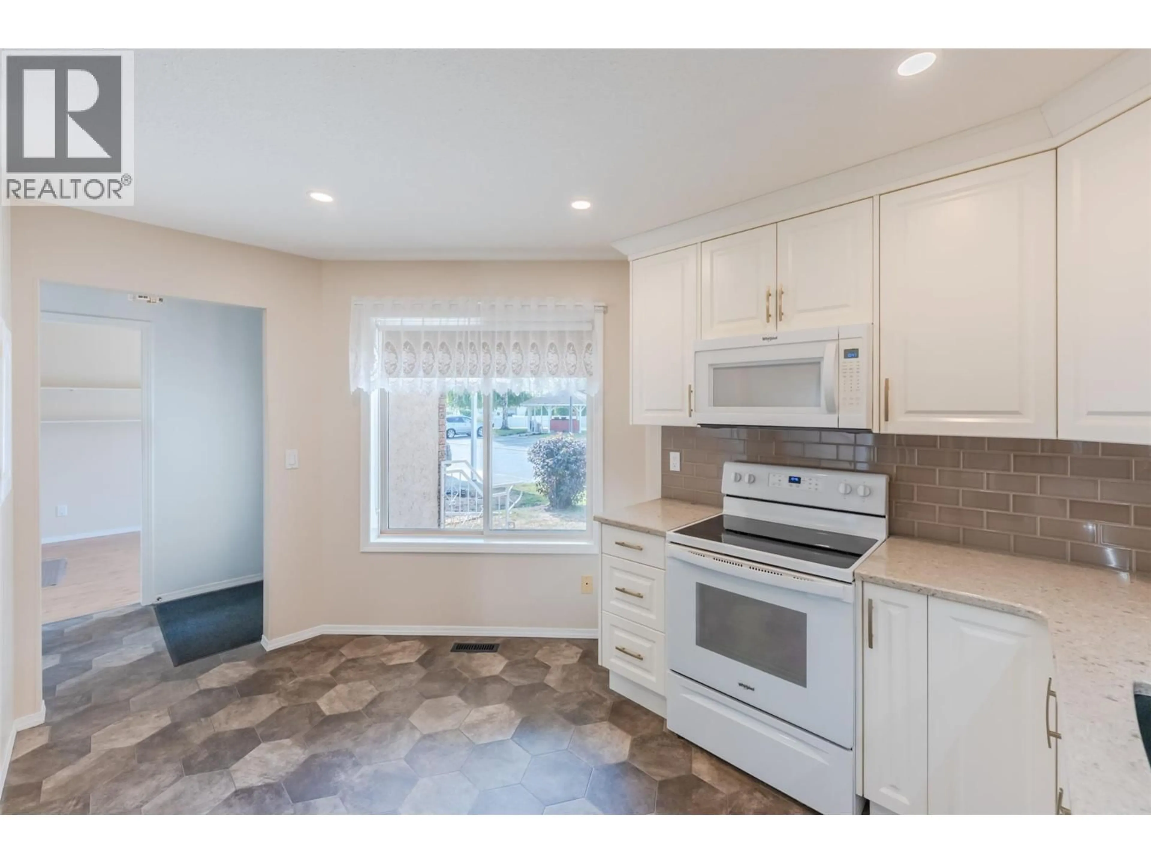 Open concept kitchen, ceramic/tile floor for 18 - 115 REDWING PLACE, Oliver British Columbia V0H1T4