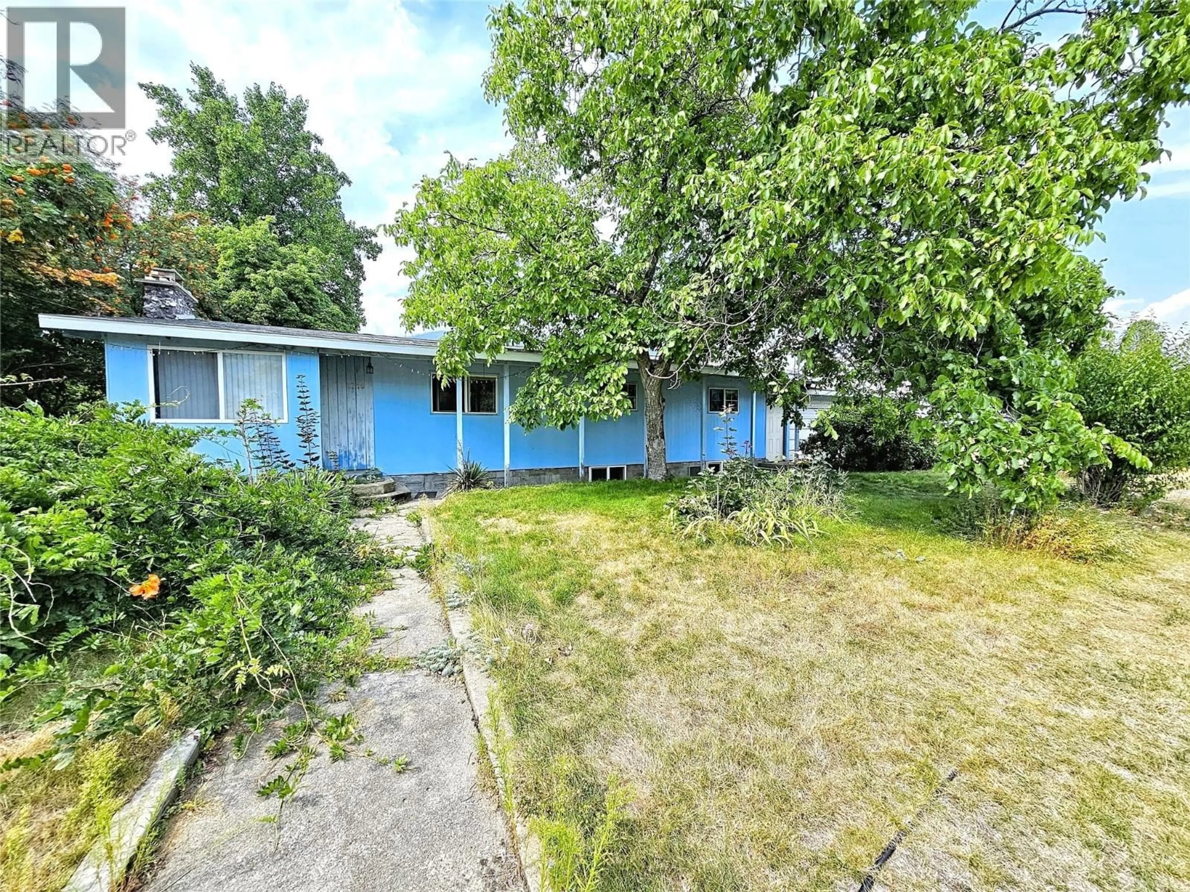 A pic from outside/outdoor area/front of a property/back of a property/a pic from drone, street for 2716 4TH AVE AVENUE, Castlegar British Columbia V1N2S2