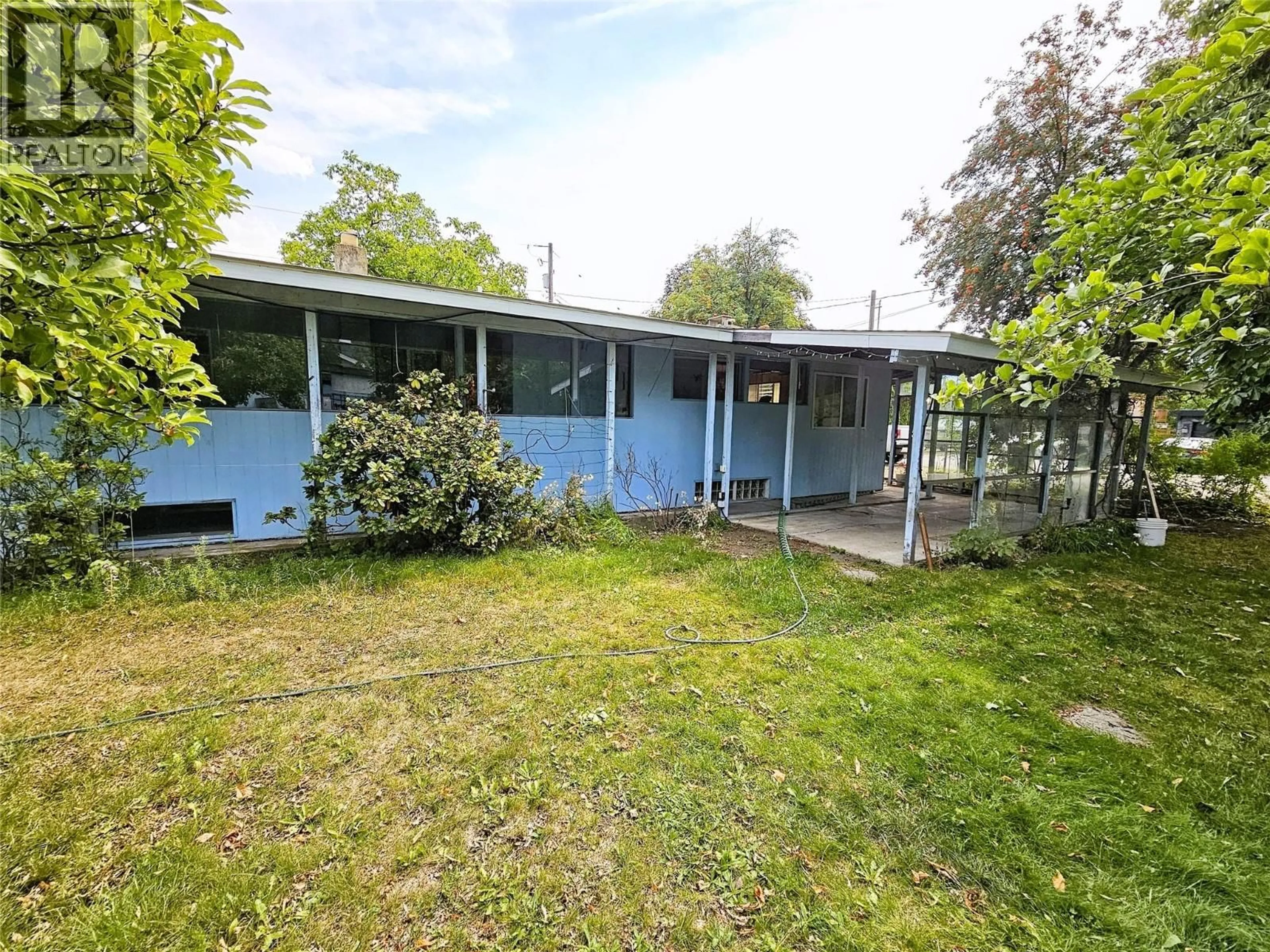 A pic from outside/outdoor area/front of a property/back of a property/a pic from drone, building for 2716 4TH AVE AVENUE, Castlegar British Columbia V1N2S2