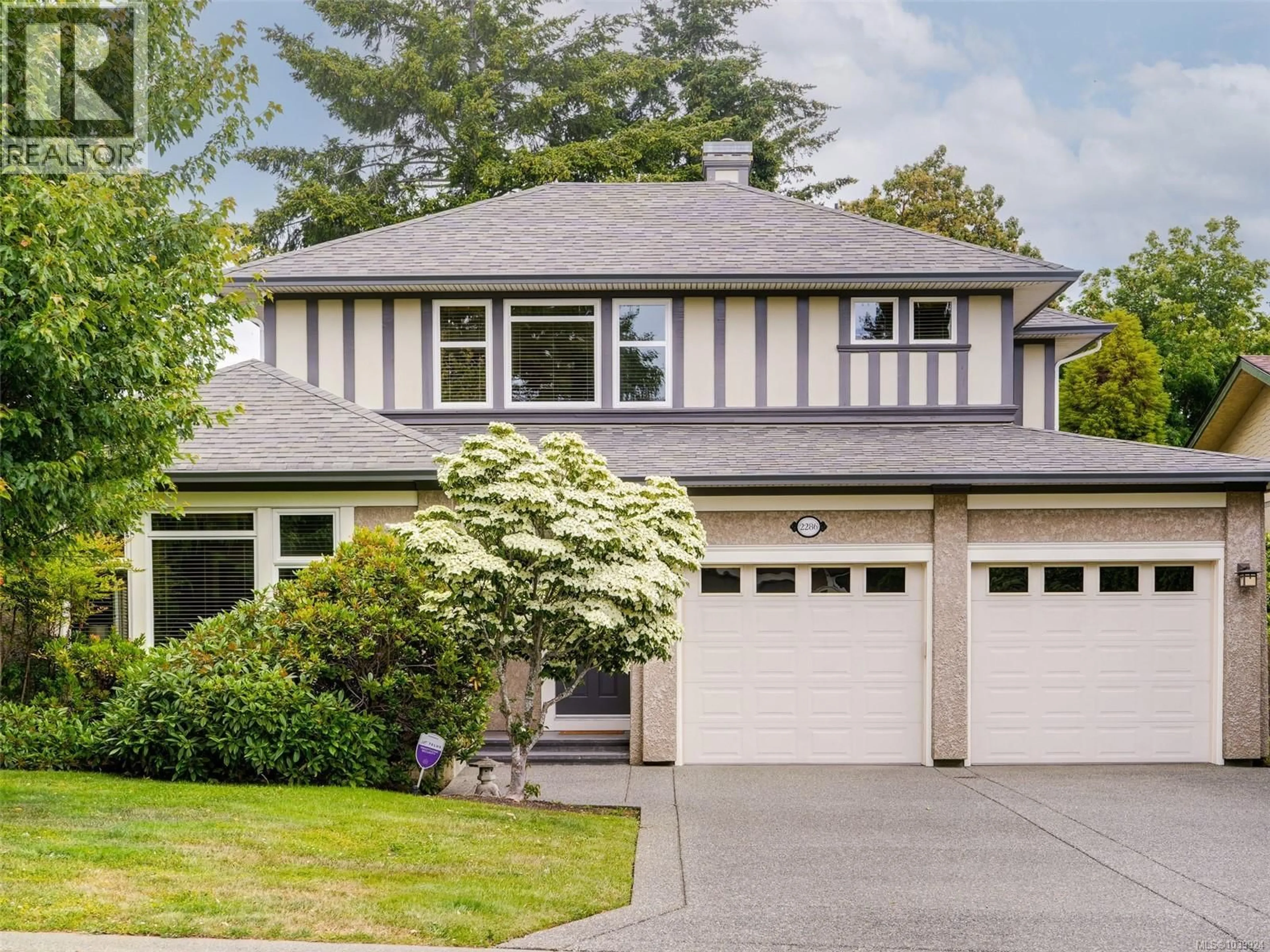 Home with vinyl exterior material, street for 2286 HAZELTON PLACE, Saanich British Columbia V8N5C3