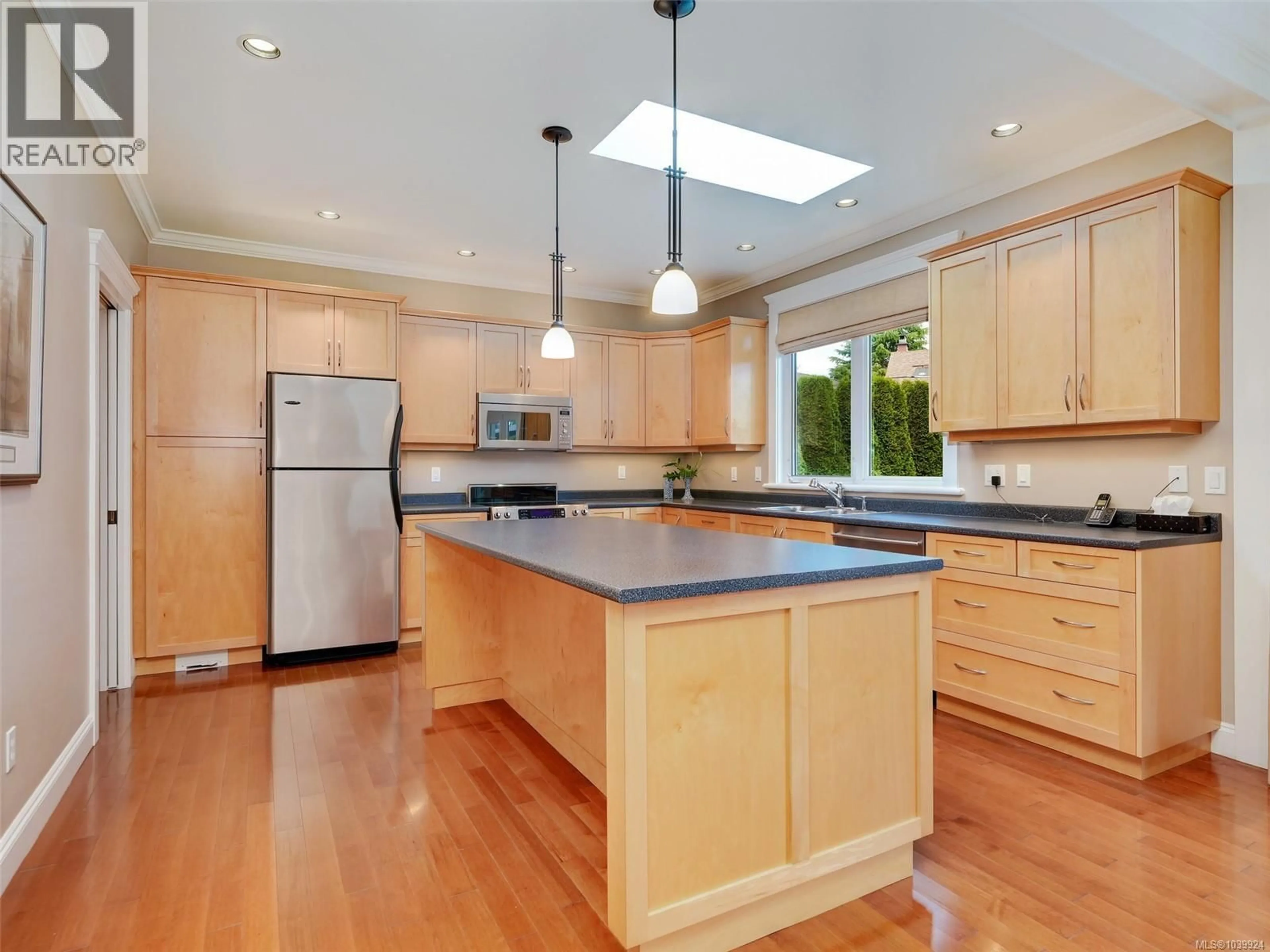 Open concept kitchen, wood/laminate floor for 2286 HAZELTON PLACE, Saanich British Columbia V8N5C3