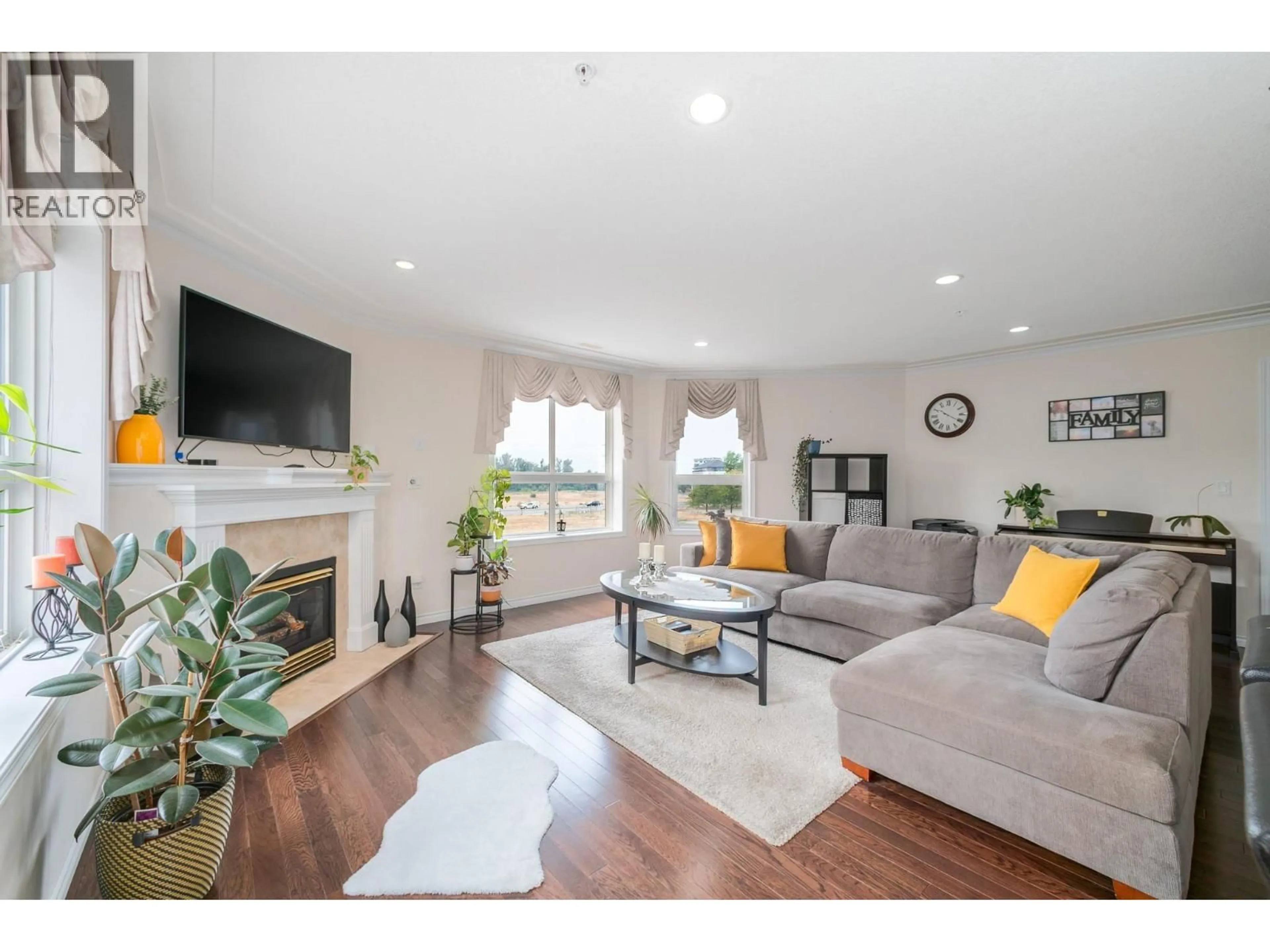 Living room with furniture, wood/laminate floor for 306 - 1967 UNDERHILL STREET, Kelowna British Columbia V1X8C9