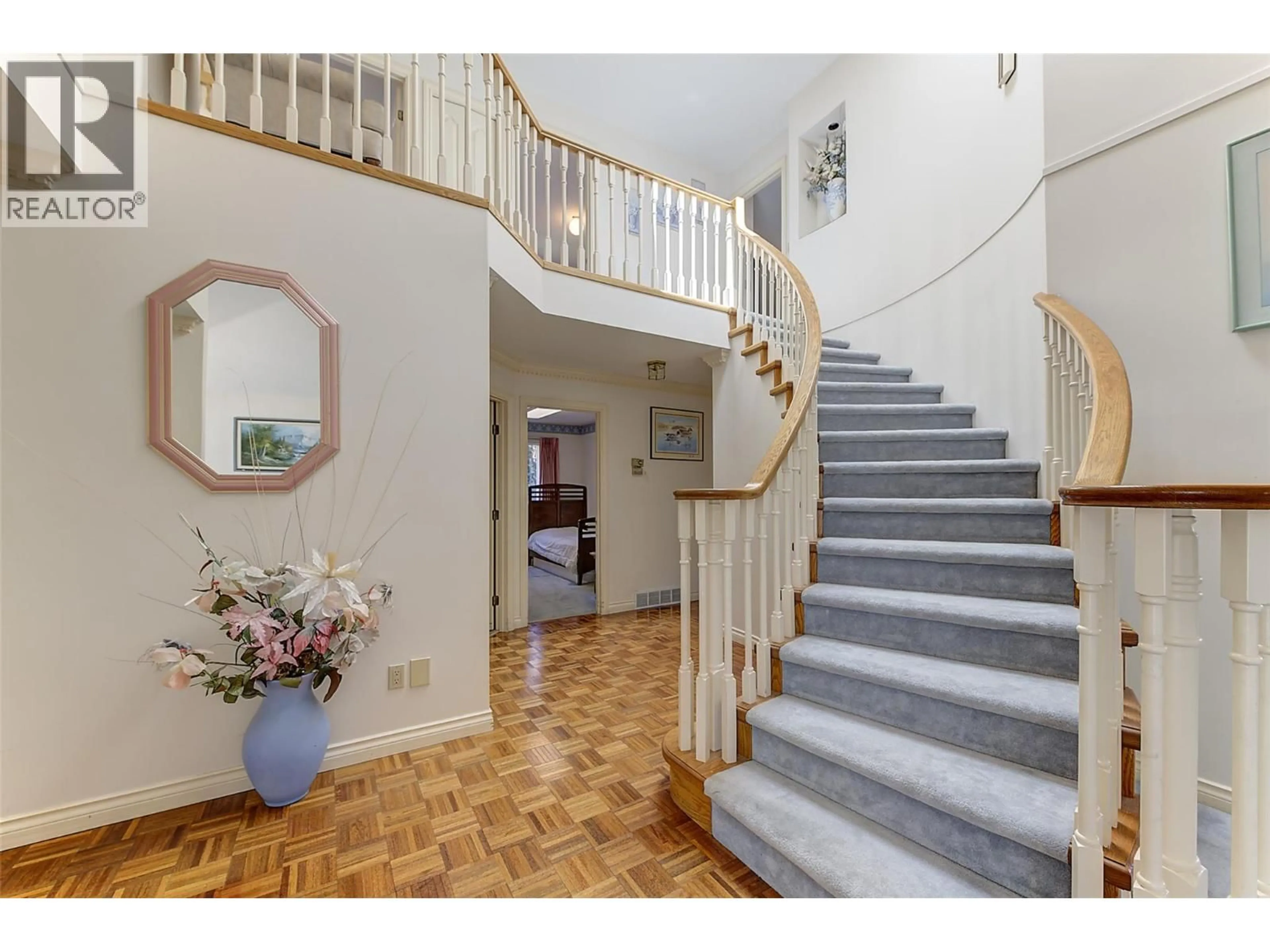 Indoor foyer for 3733 MISSION SPRINGS DRIVE, Kelowna British Columbia V1W3M1