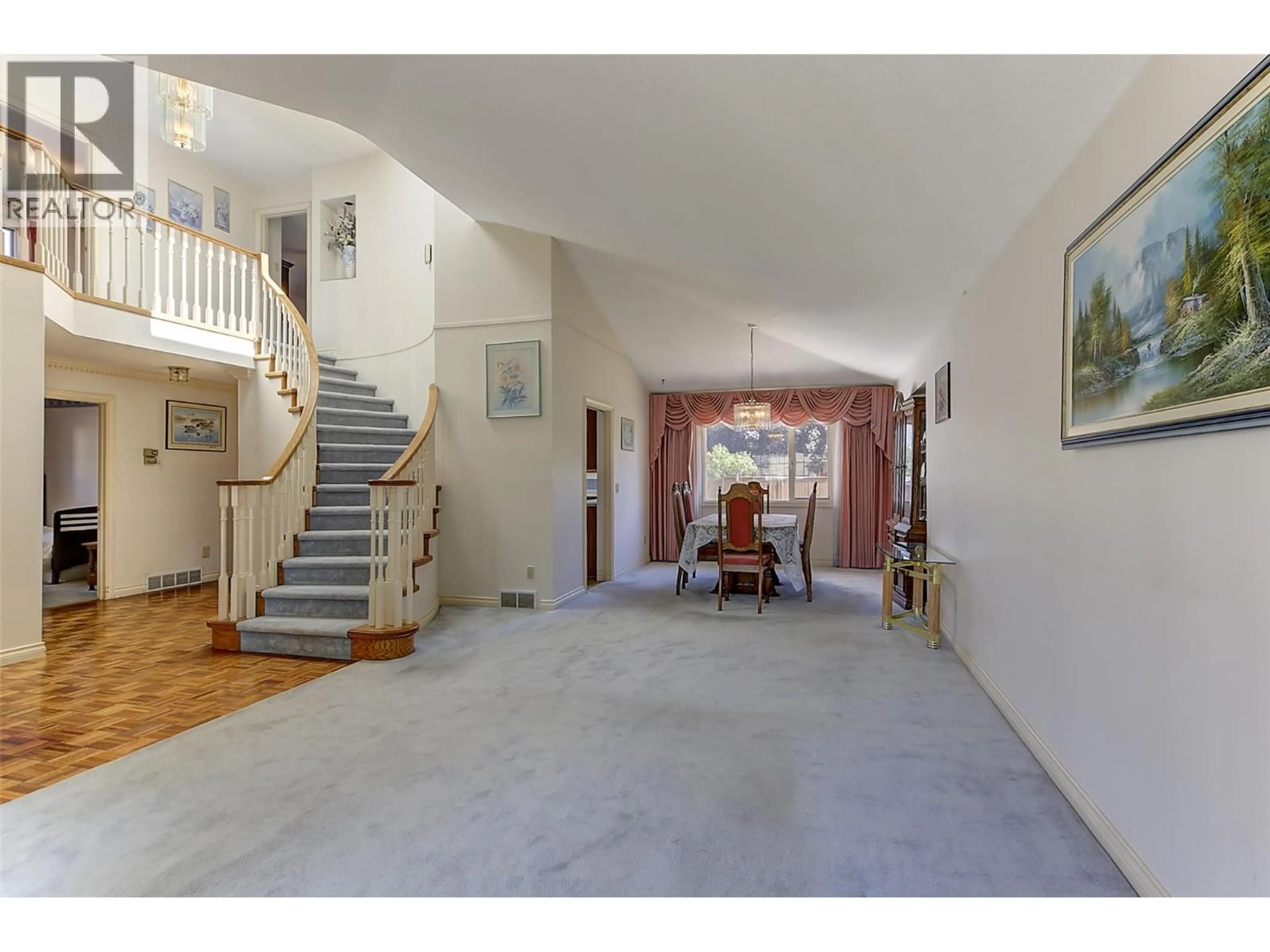 Indoor foyer for 3733 MISSION SPRINGS DRIVE, Kelowna British Columbia V1W3M1