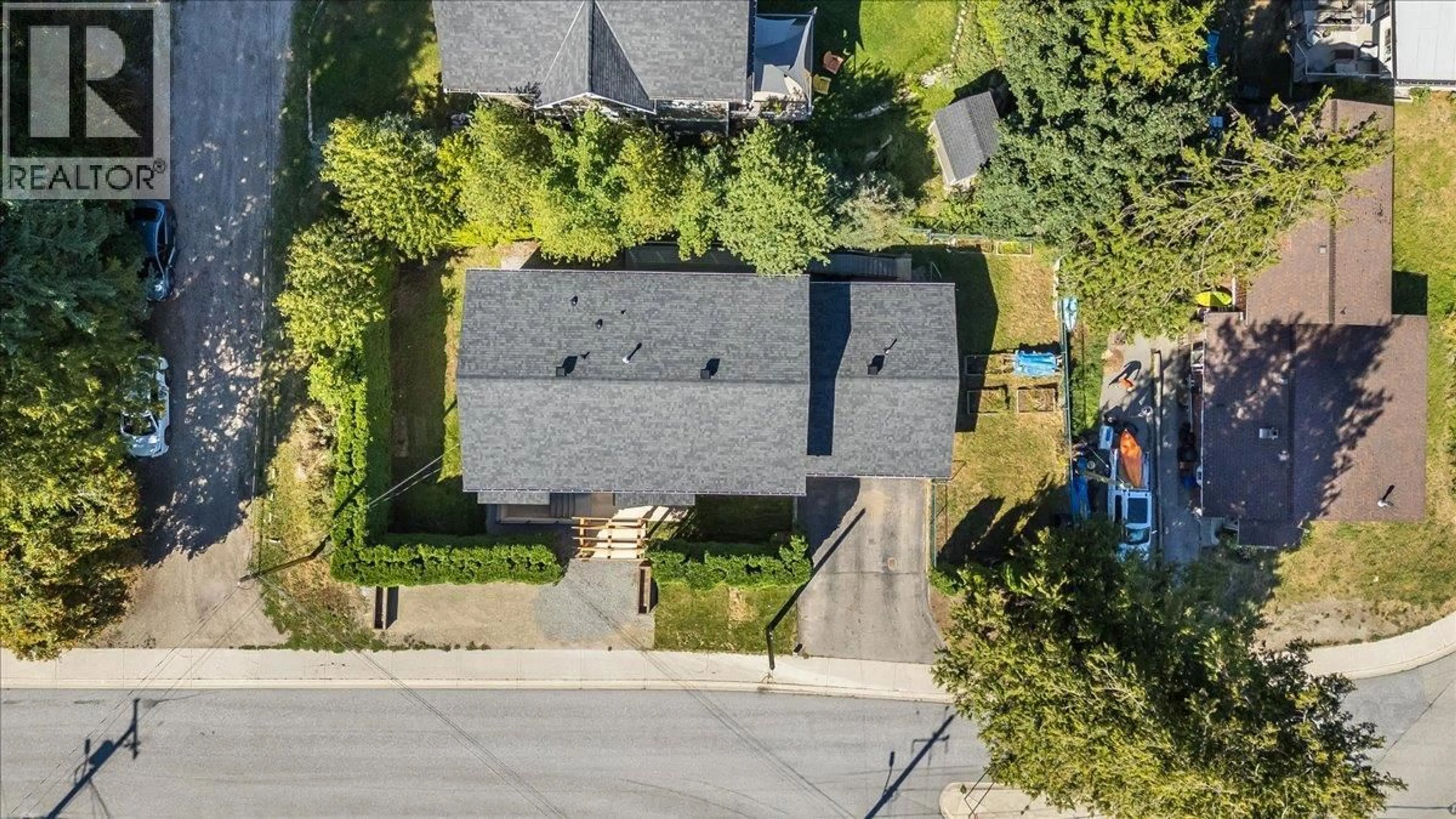 A pic from outside/outdoor area/front of a property/back of a property/a pic from drone, street for 324 RICHARDS STREET WEST, Nelson British Columbia V1L6E8