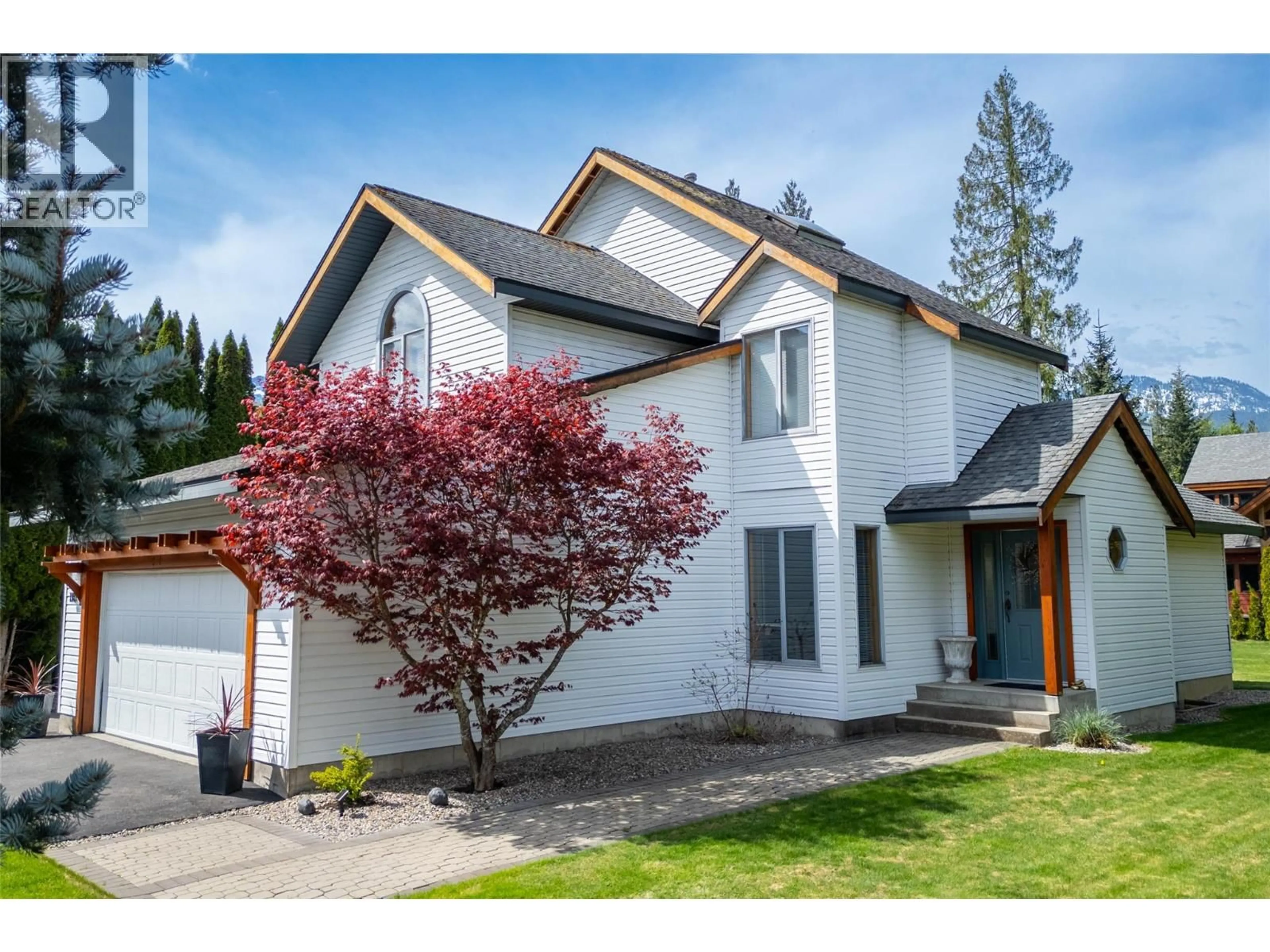 Home with vinyl exterior material, street for 1107 PINERIDGE CRESCENT, Revelstoke British Columbia V0E2S1