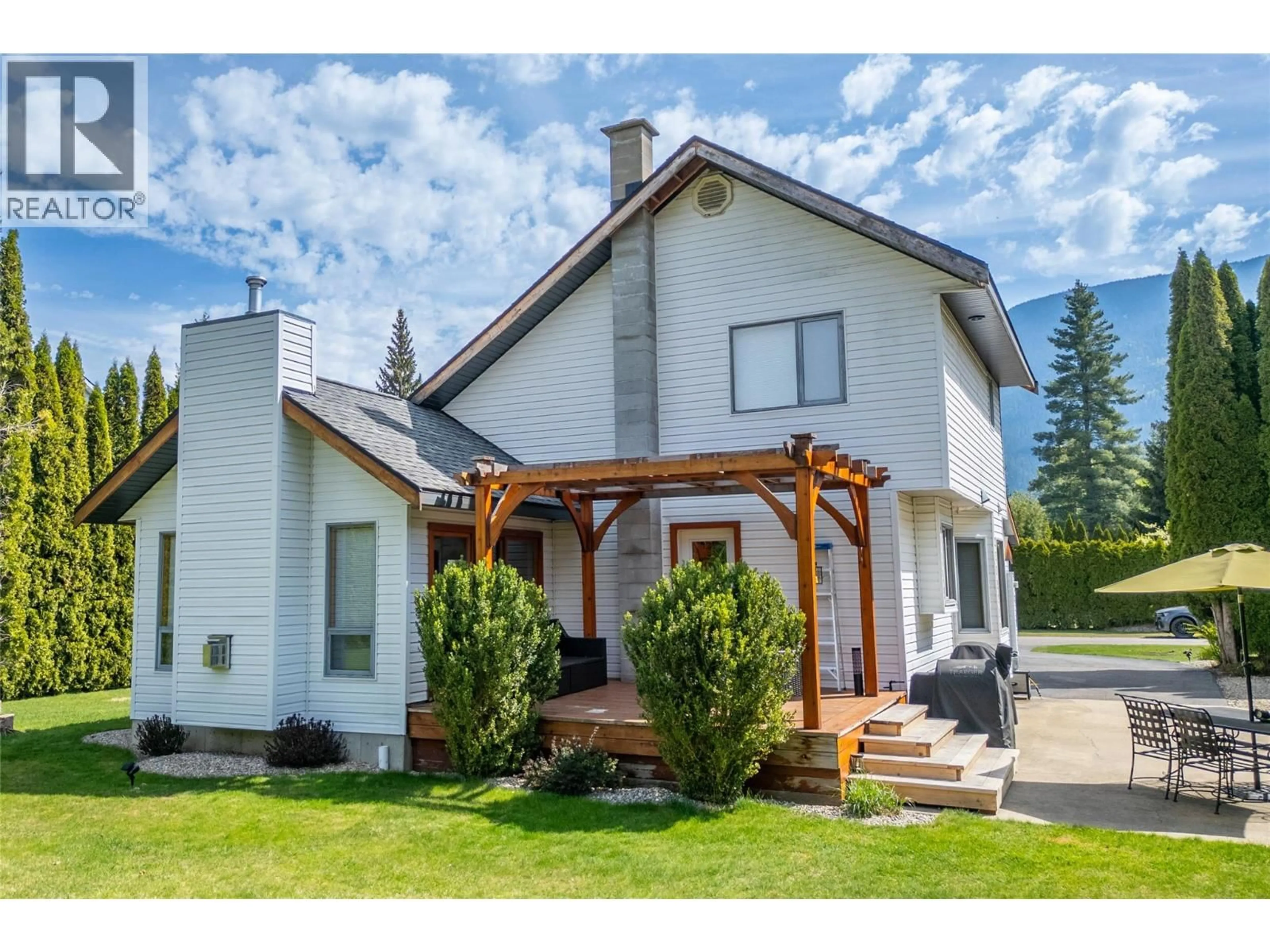 Home with vinyl exterior material, street for 1107 PINERIDGE CRESCENT, Revelstoke British Columbia V0E2S1