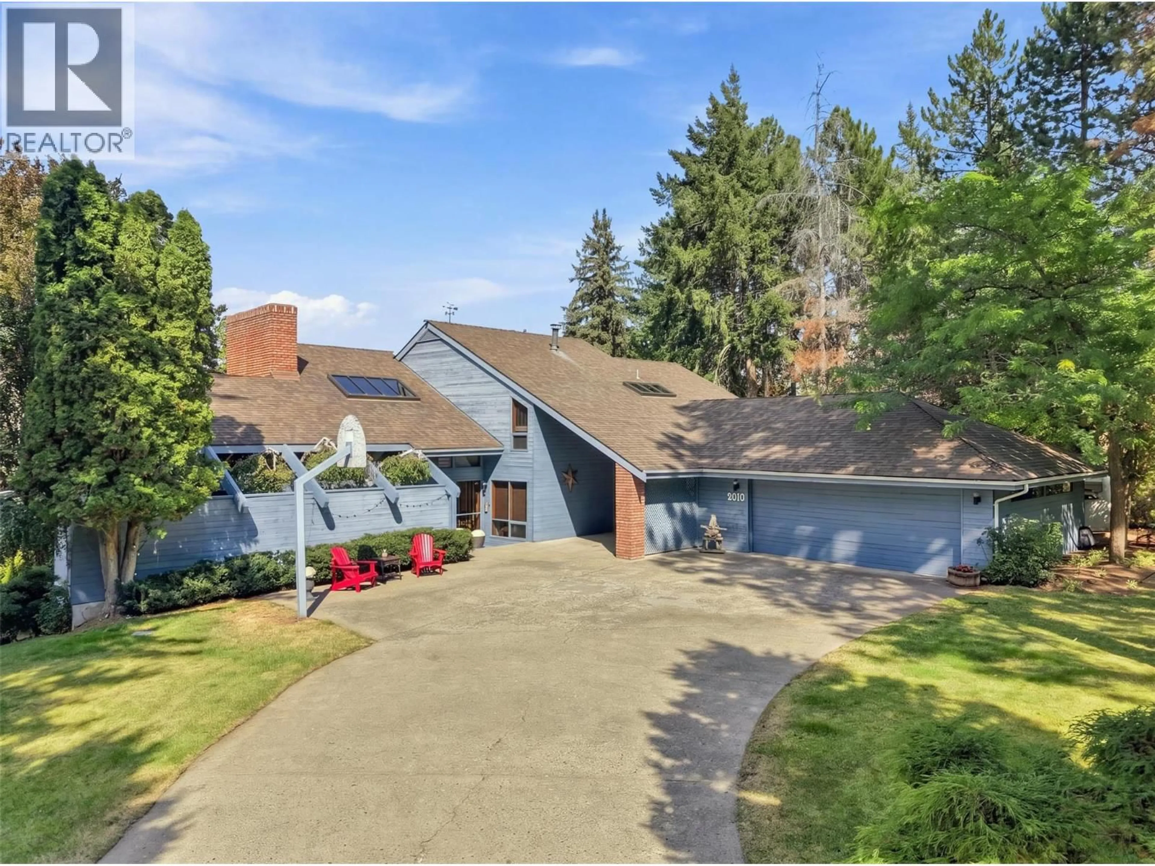 A pic from outside/outdoor area/front of a property/back of a property/a pic from drone, street for 2010 HIGH CANADA PLACE, Kamloops British Columbia V2E2E3