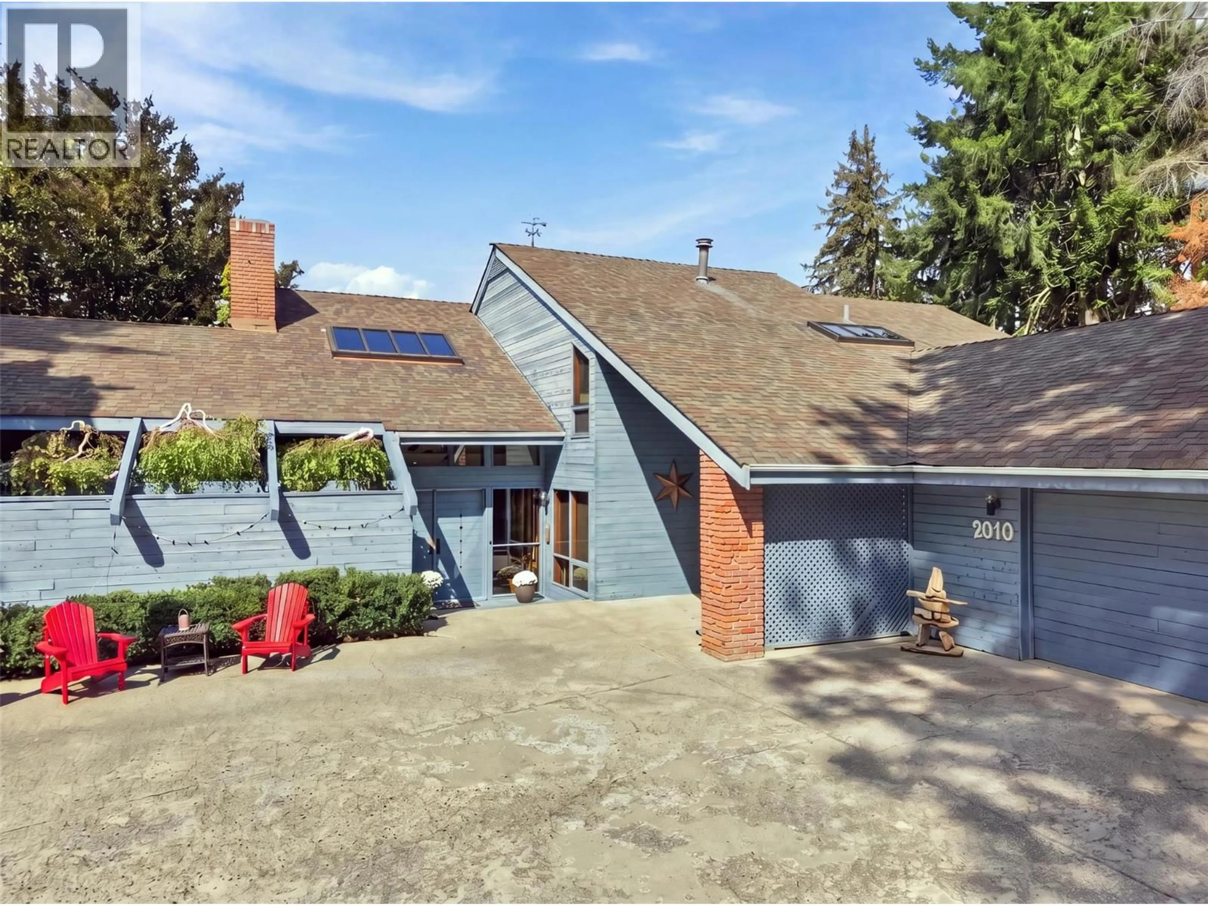 A pic from outside/outdoor area/front of a property/back of a property/a pic from drone, street for 2010 HIGH CANADA PLACE, Kamloops British Columbia V2E2E3