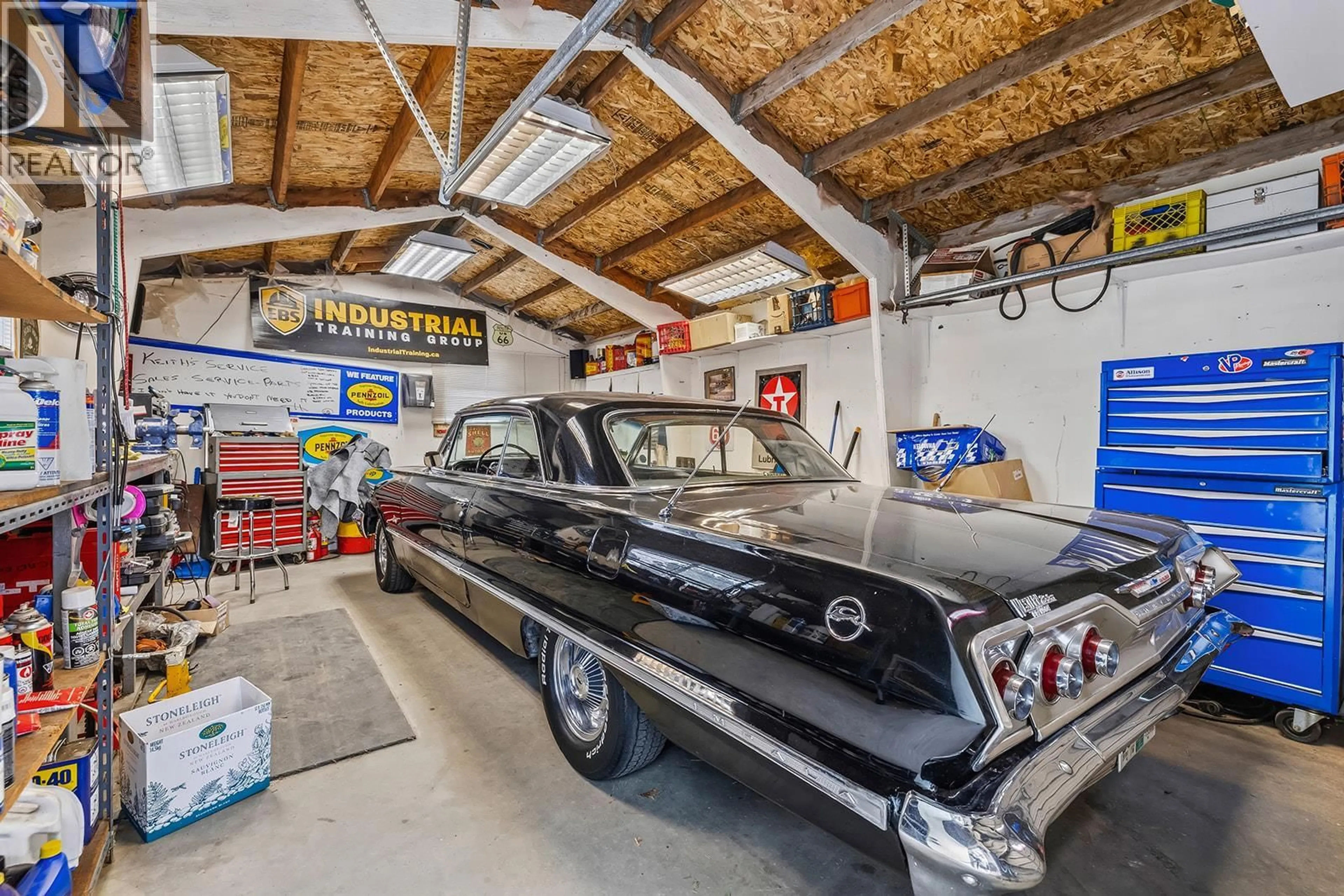 Indoor garage for 1050 PINECREST LANE, Kelowna British Columbia V1Y4L3