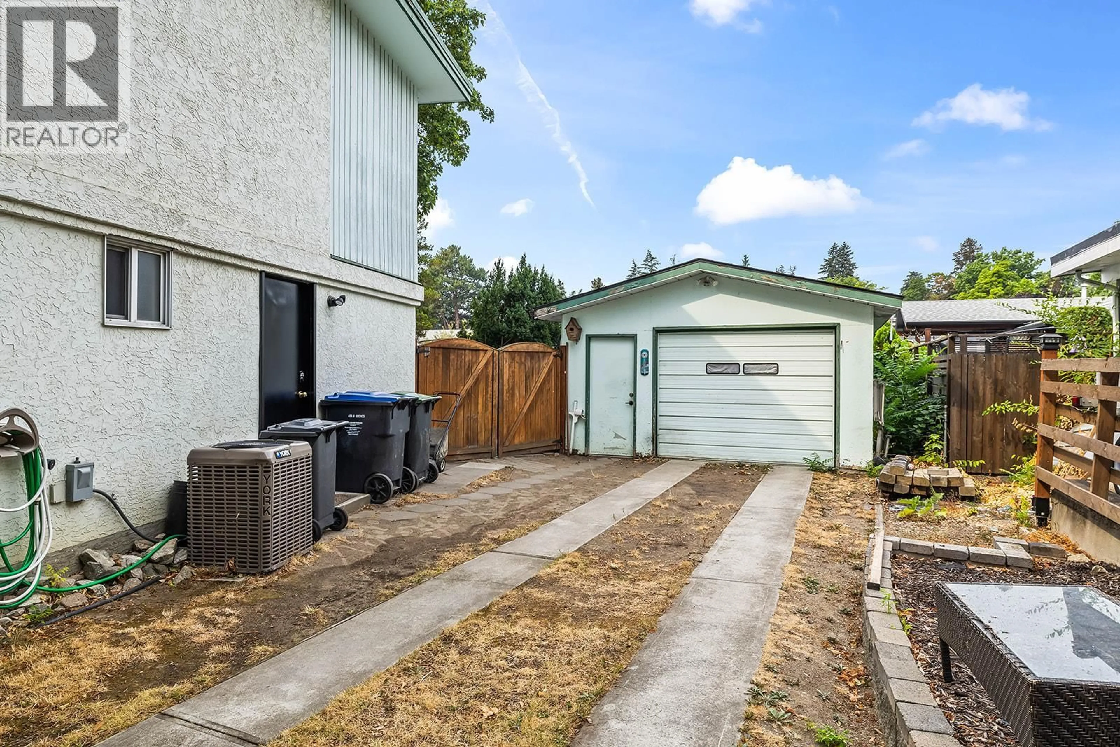 Unknown for 1050 PINECREST LANE, Kelowna British Columbia V1Y4L3