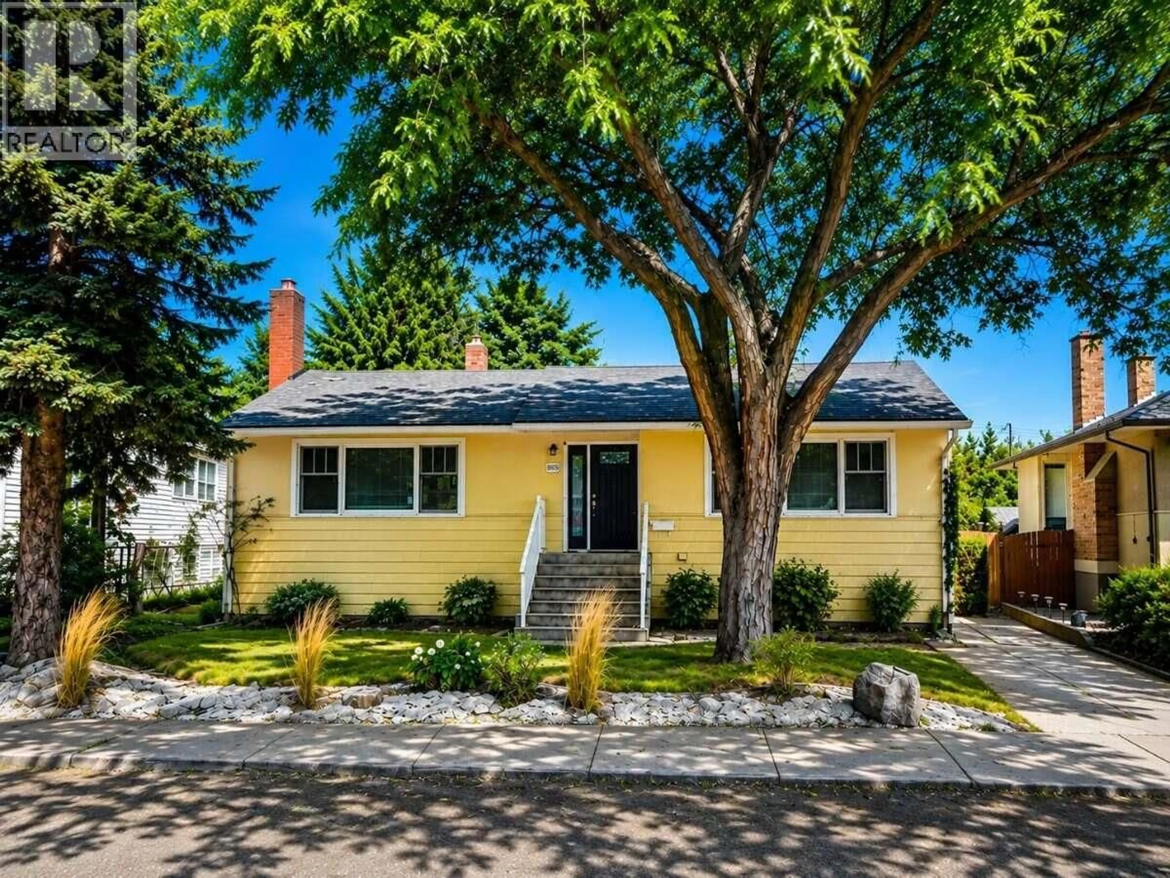 Home with vinyl exterior material, street for 1935 CARRUTHERS STREET, Kelowna British Columbia V1Y3B7