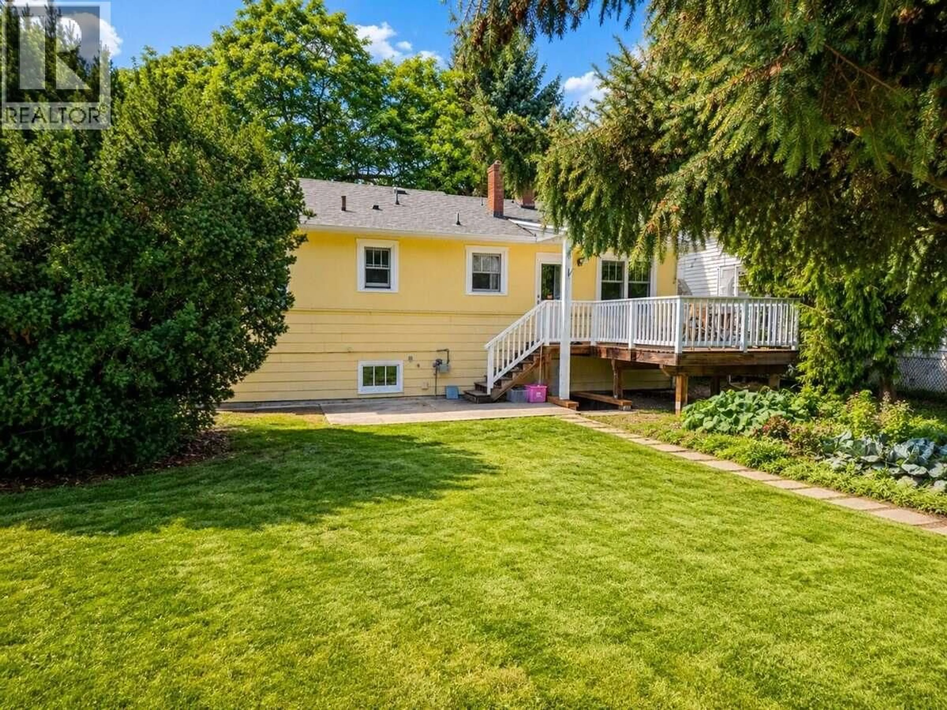 A pic from outside/outdoor area/front of a property/back of a property/a pic from drone, unknown for 1935 CARRUTHERS STREET, Kelowna British Columbia V1Y3B7