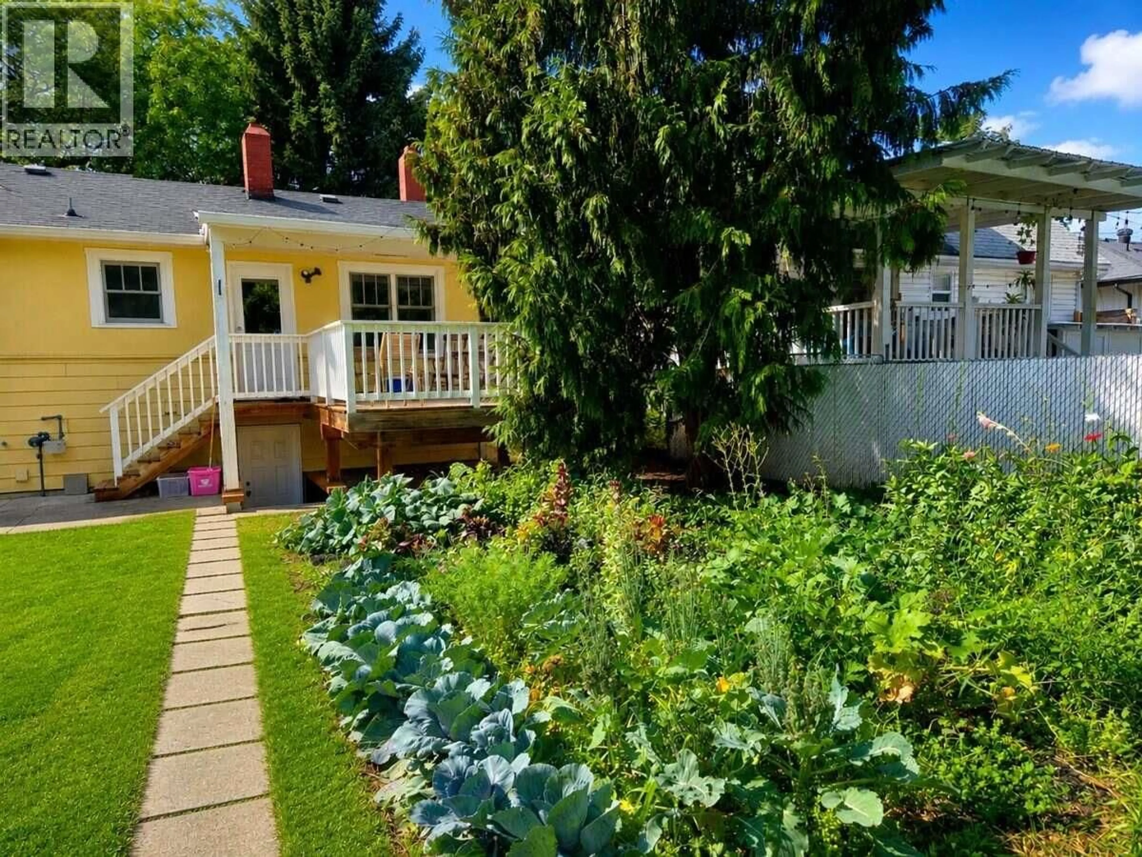 Patio, street for 1935 CARRUTHERS STREET, Kelowna British Columbia V1Y3B7