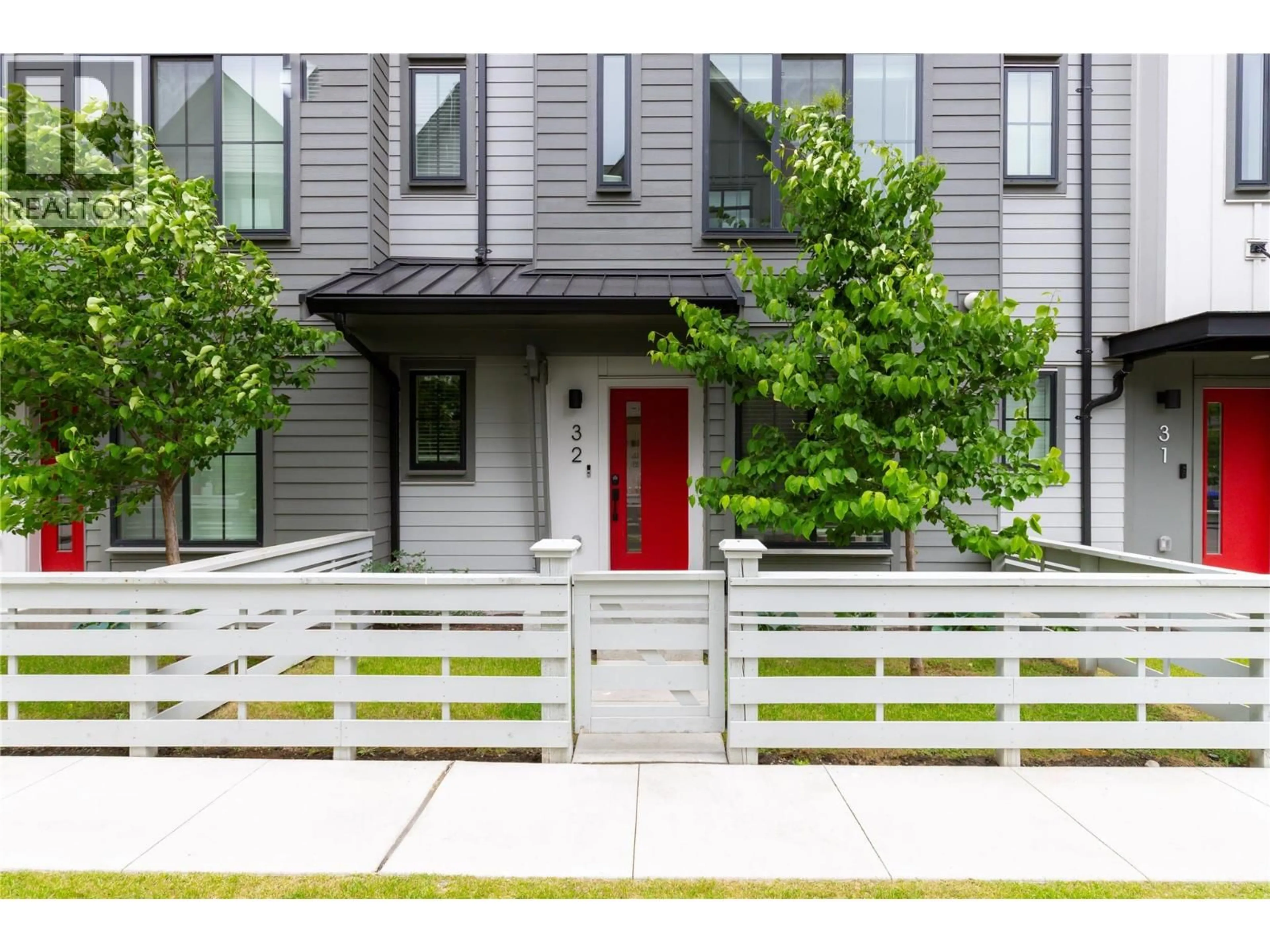 Home with vinyl exterior material, street for 32 - 307 GLEN PARK DRIVE, Kelowna British Columbia V1V0H1