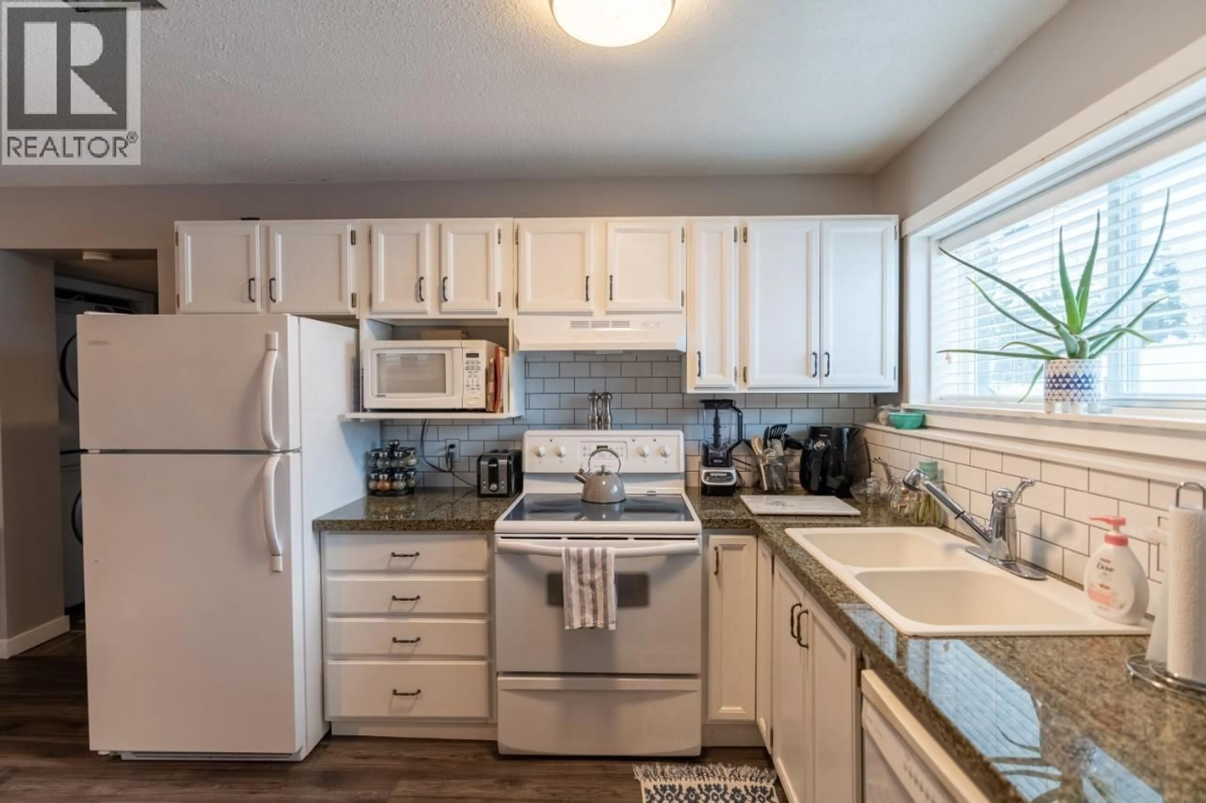 Standard kitchen, unknown for 1570 HAPPYVALE PLACE, Kamloops British Columbia V2B7T9