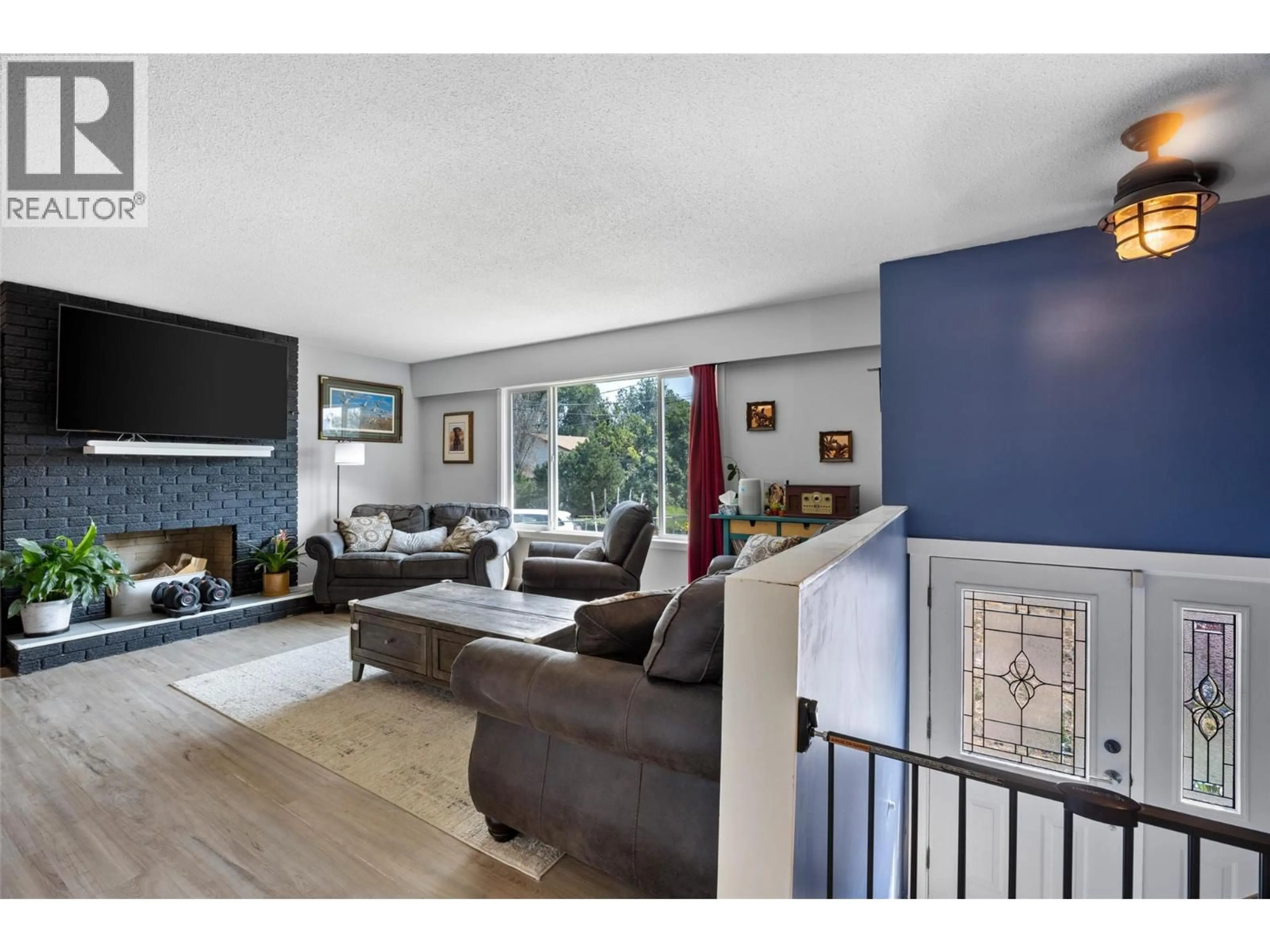 Living room with furniture, unknown for 1570 HAPPYVALE PLACE, Kamloops British Columbia V2B7T9