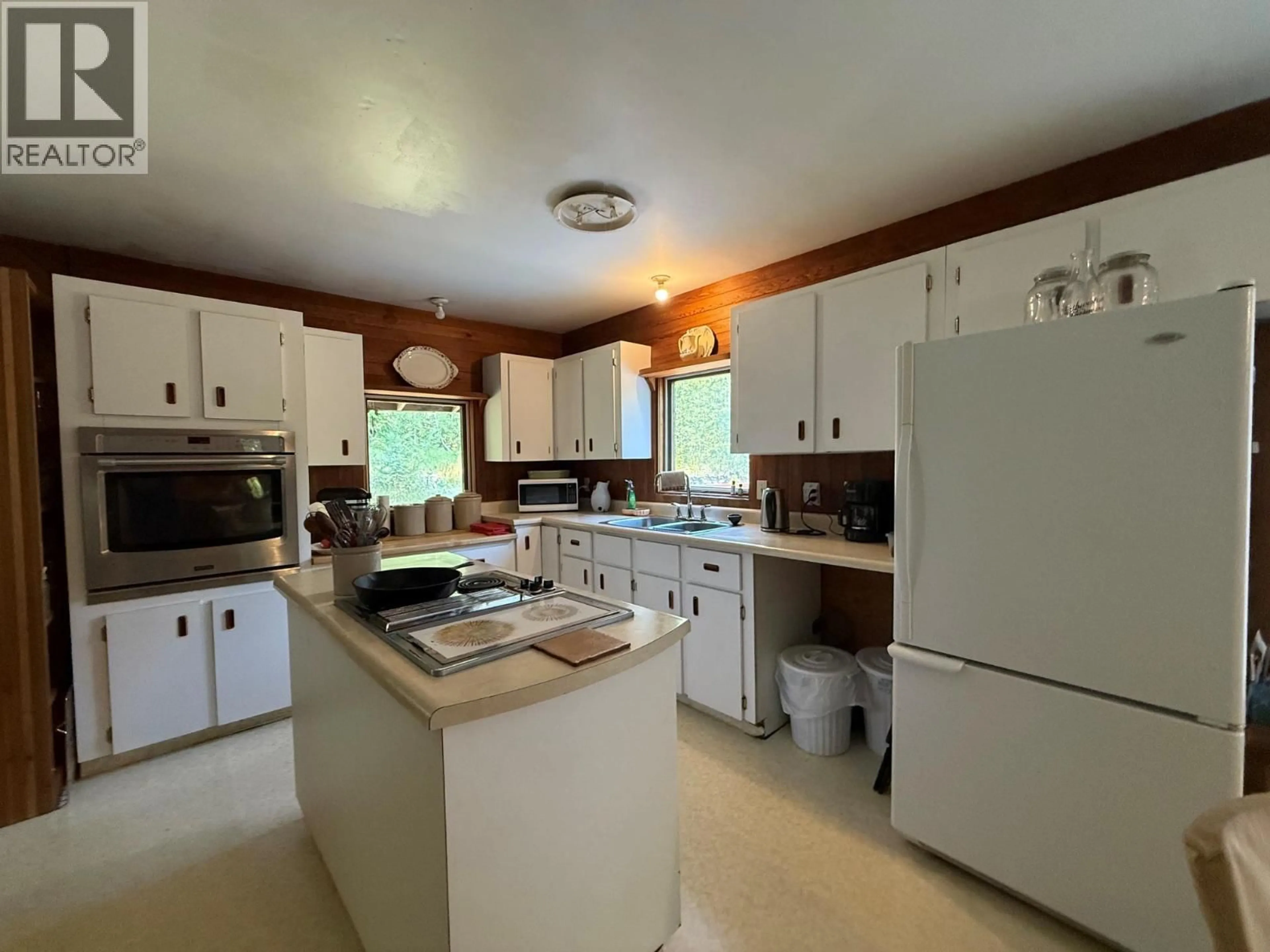 Standard kitchen, unknown for 3360 YELLOWHEAD HIGHWAY, Clearwater British Columbia V0E3A0