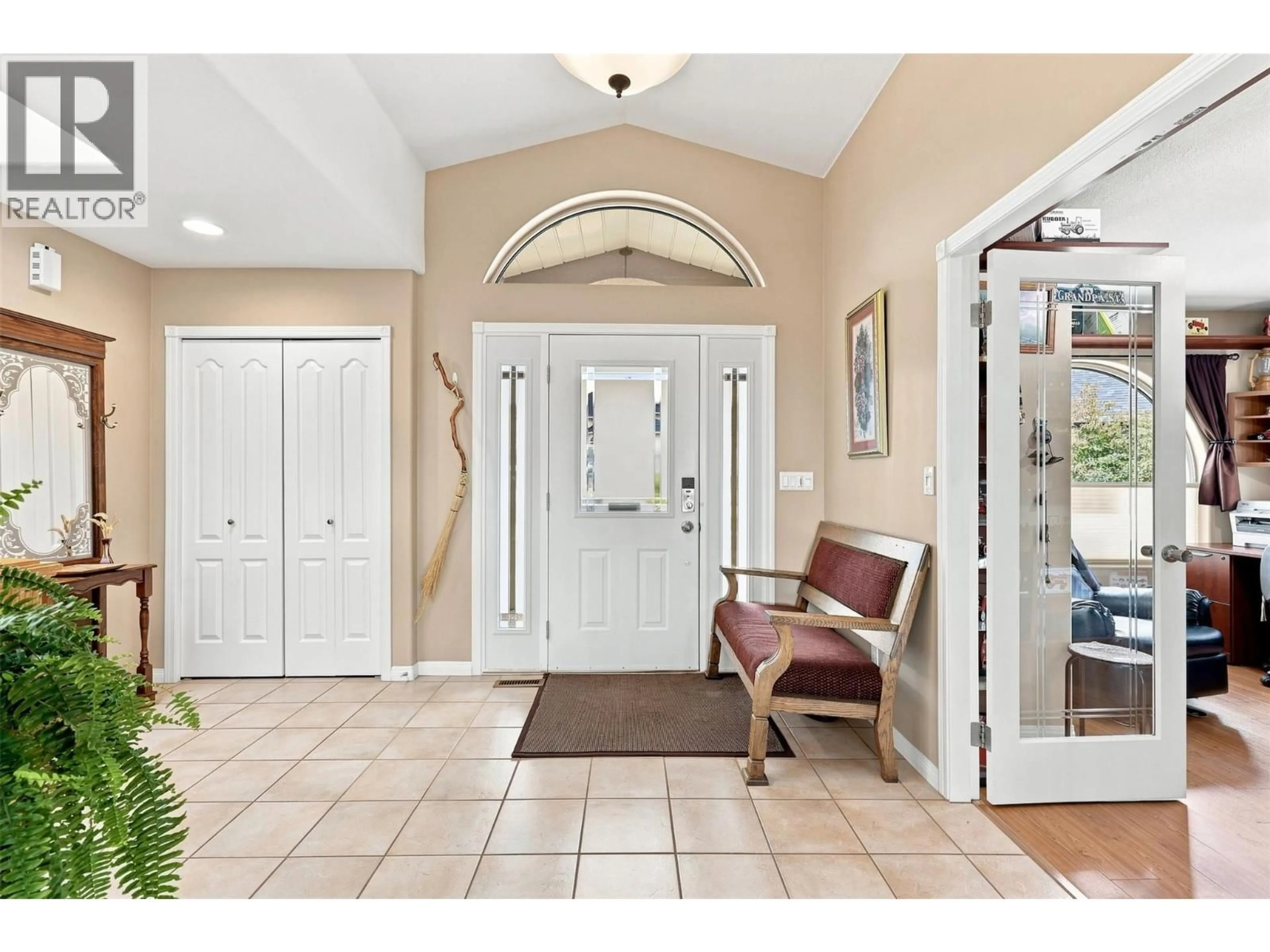 Indoor foyer for 2003 MUIRFIELD ROAD, Kamloops British Columbia V1S1S6