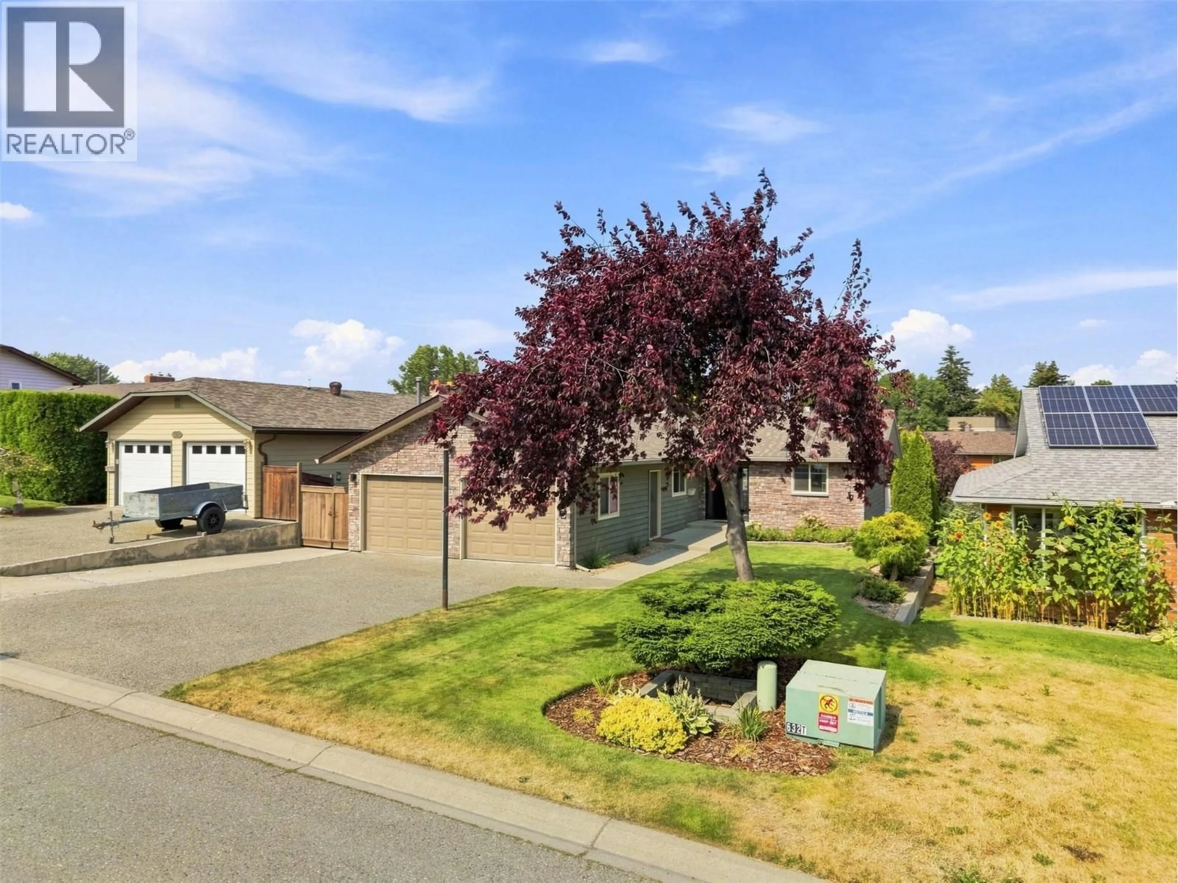 A pic from outside/outdoor area/front of a property/back of a property/a pic from drone, street for 636 BRAEMAR DRIVE, Kamloops British Columbia V1S1H9