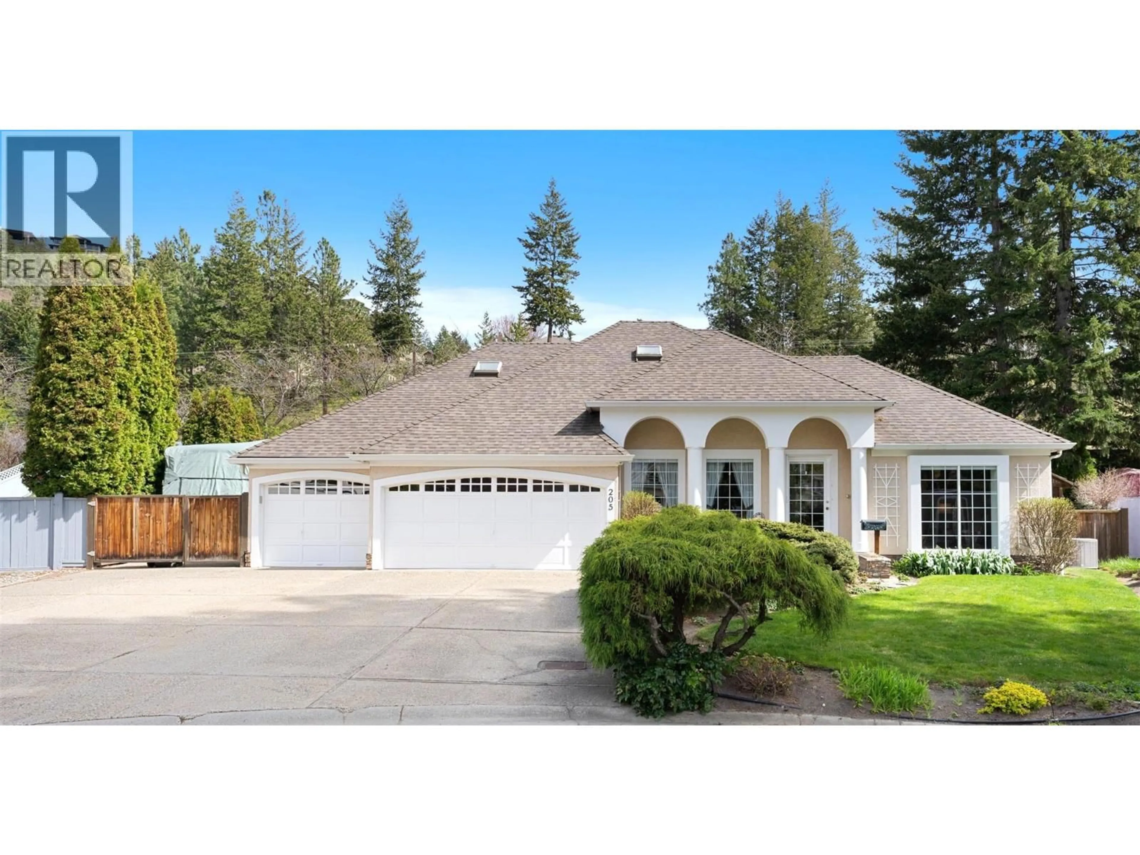 Home with vinyl exterior material, street for 205 MERLIN COURT, Kelowna British Columbia V1V1N2