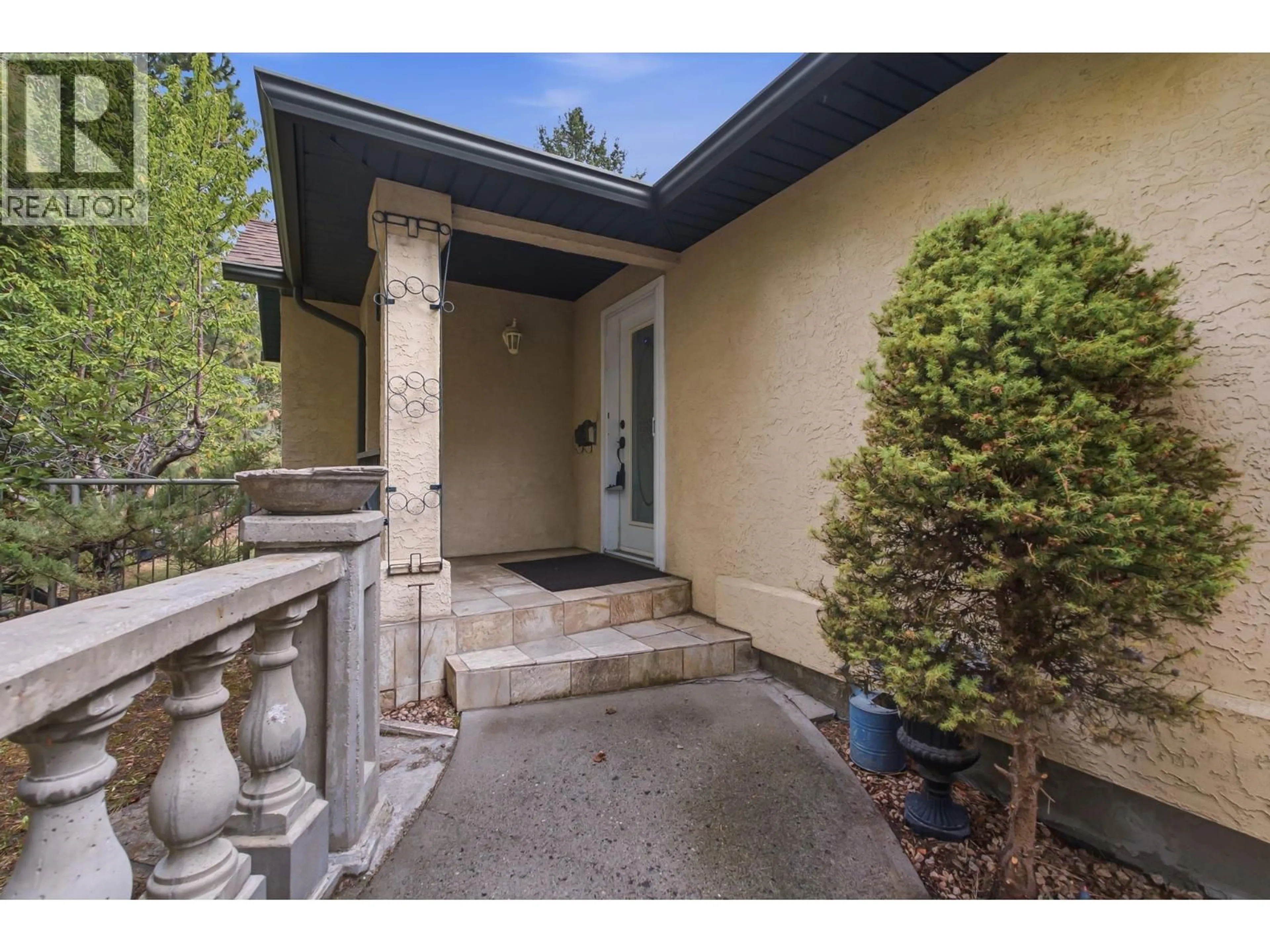 Indoor entryway for 2374 SHANNON WOODS DRIVE, West Kelowna British Columbia V4T2M1