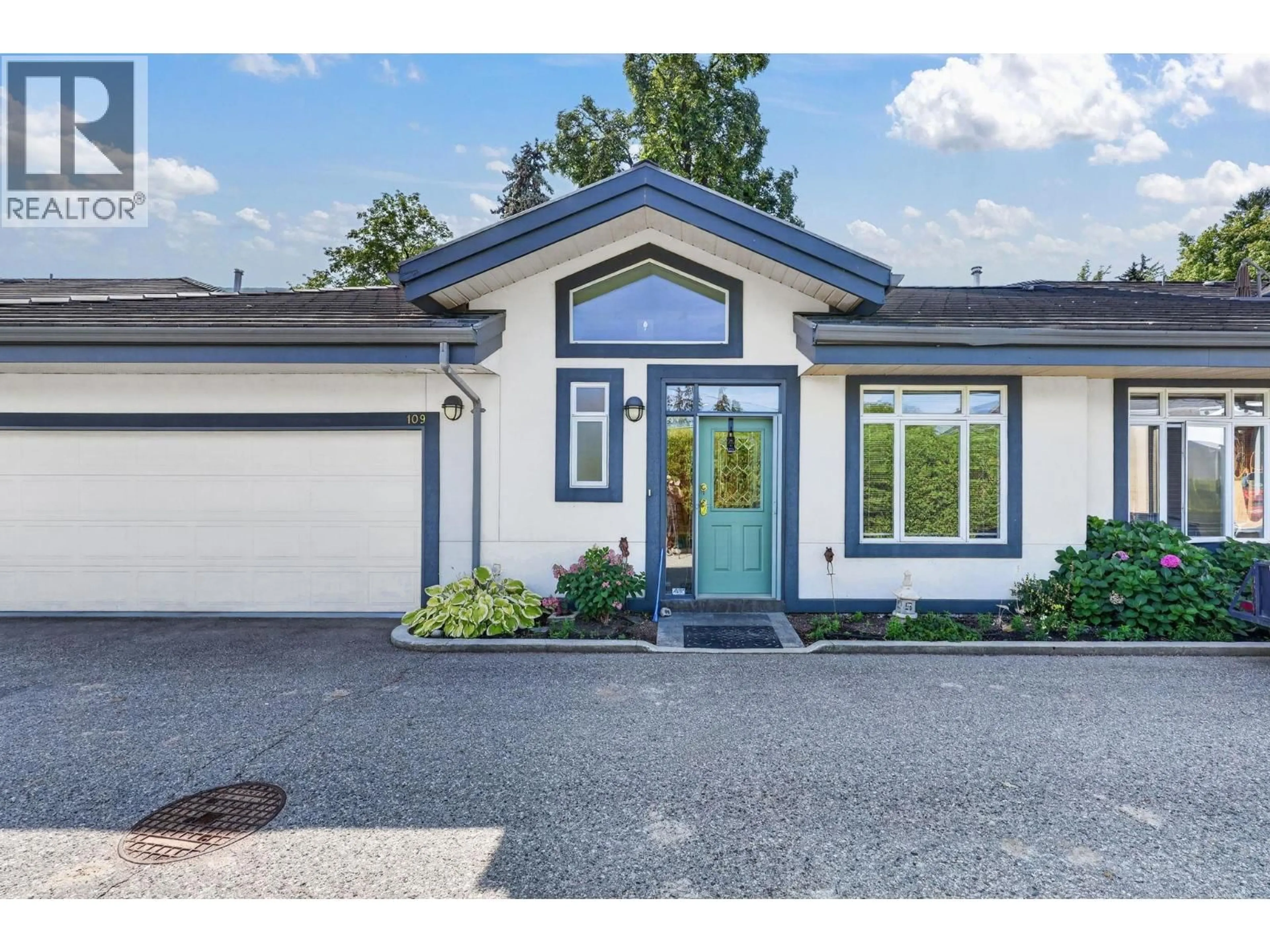 Home with vinyl exterior material, street for 109 - 1986 BOWES STREET, Kelowna British Columbia V1Y3C3