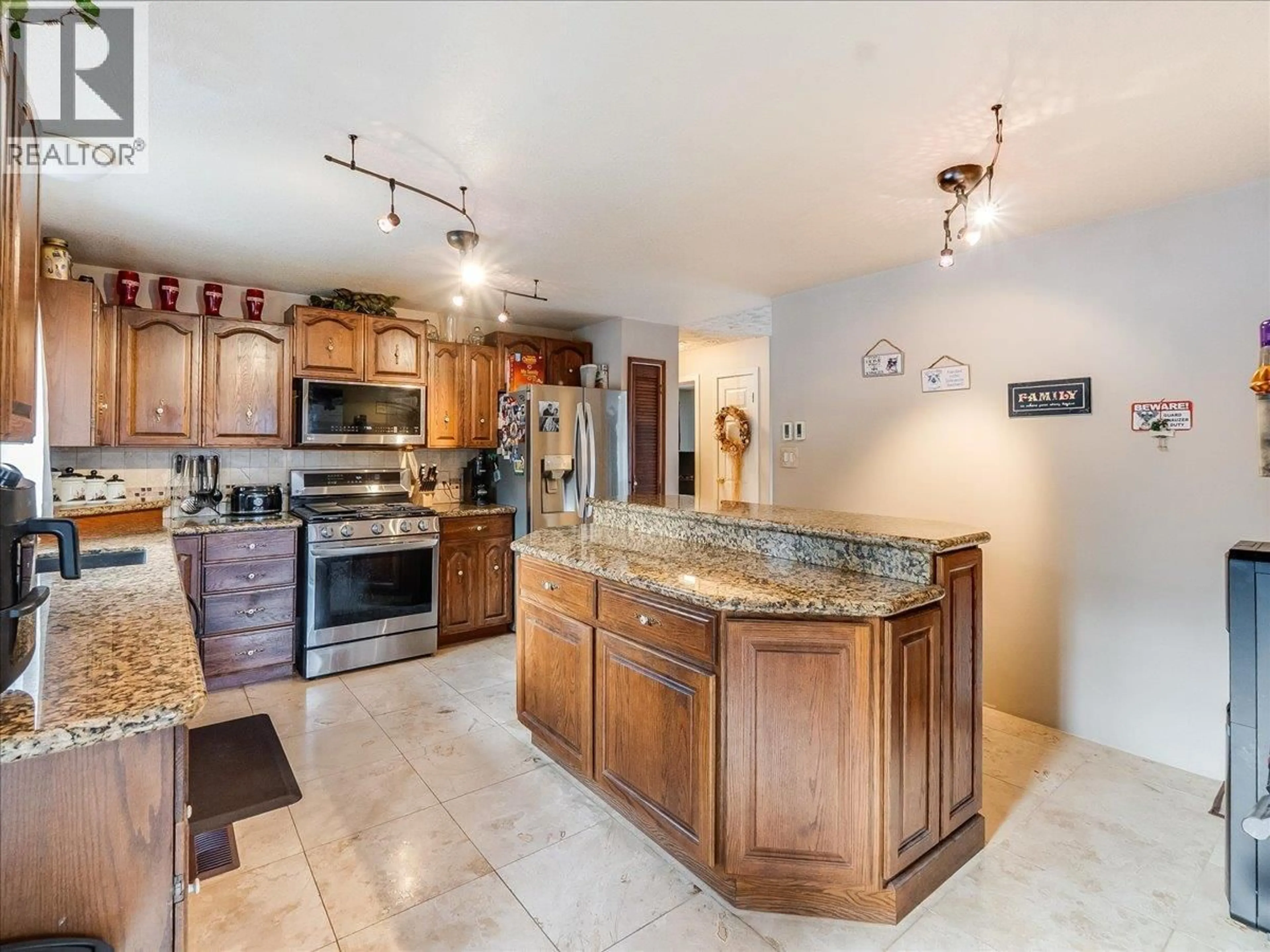 Open concept kitchen, ceramic/tile floor for 1076 COLUMBIA GARDENS ROAD, Fruitvale British Columbia V0G1L1