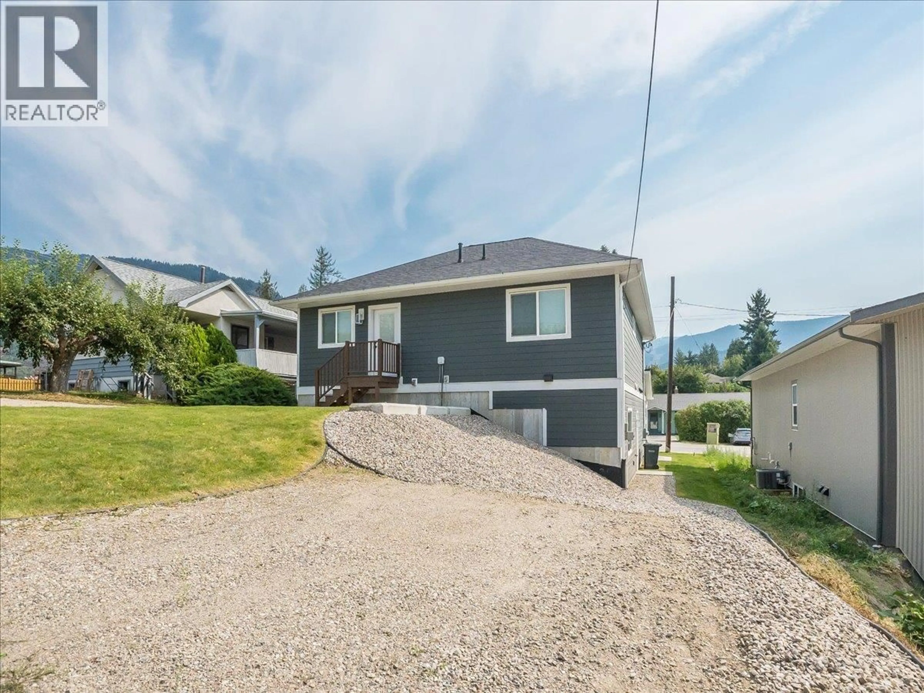 A pic from outside/outdoor area/front of a property/back of a property/a pic from drone, unknown for 808 7TH AVENUE, Castlegar British Columbia V1N1R9